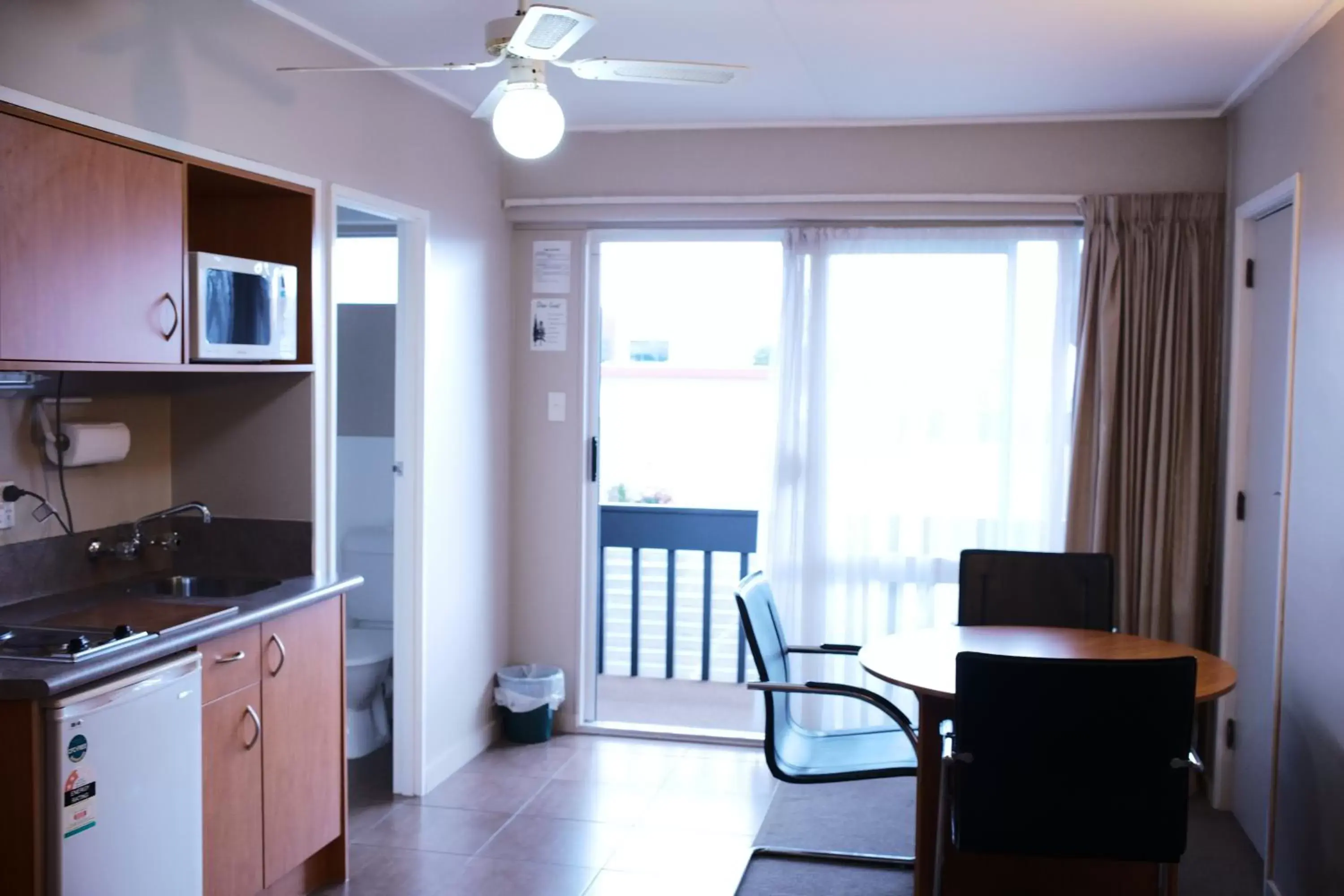 Kitchen/Kitchenette in Kiwi Studios Motel