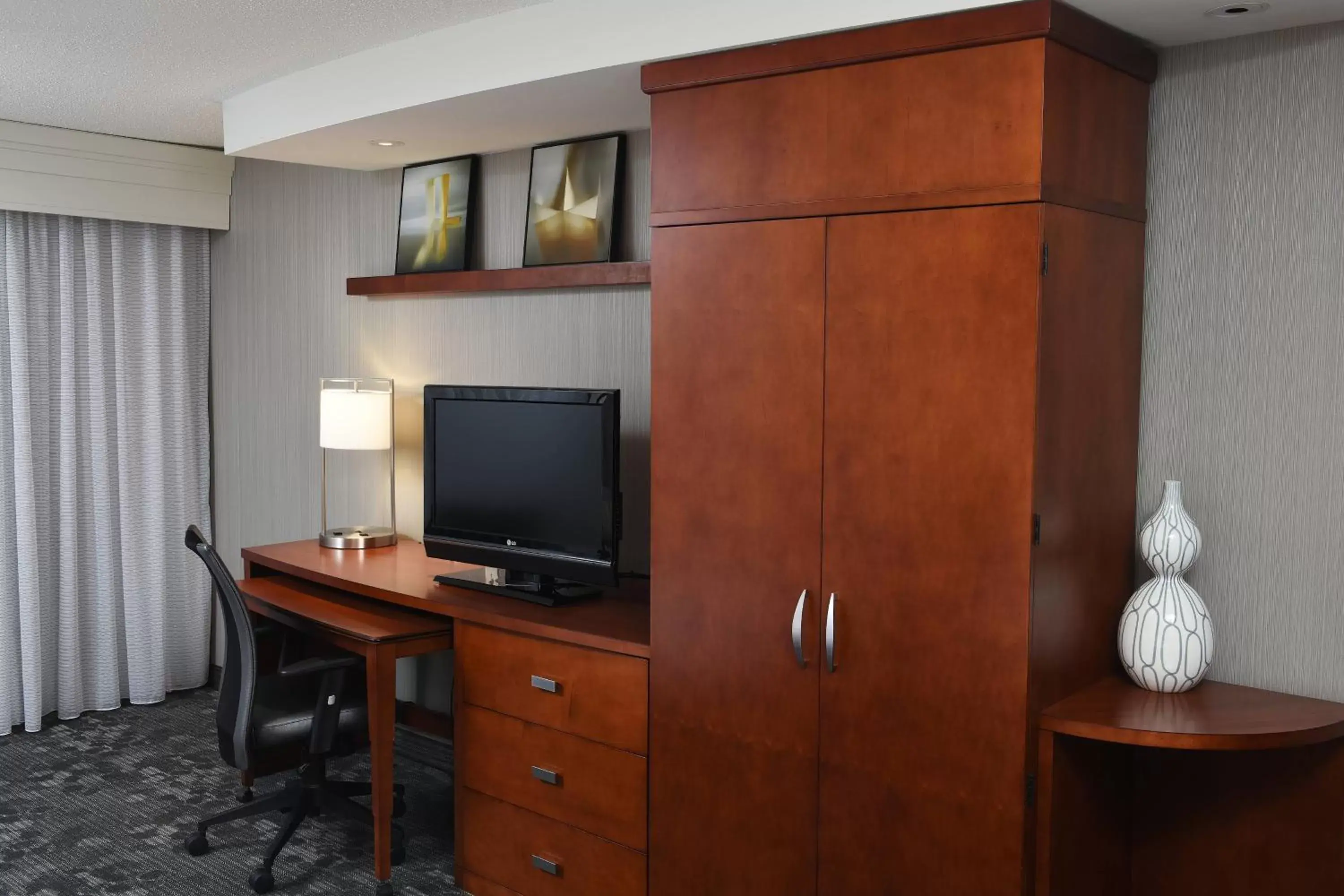 Photo of the whole room, TV/Entertainment Center in Courtyard By Marriott Sioux Falls