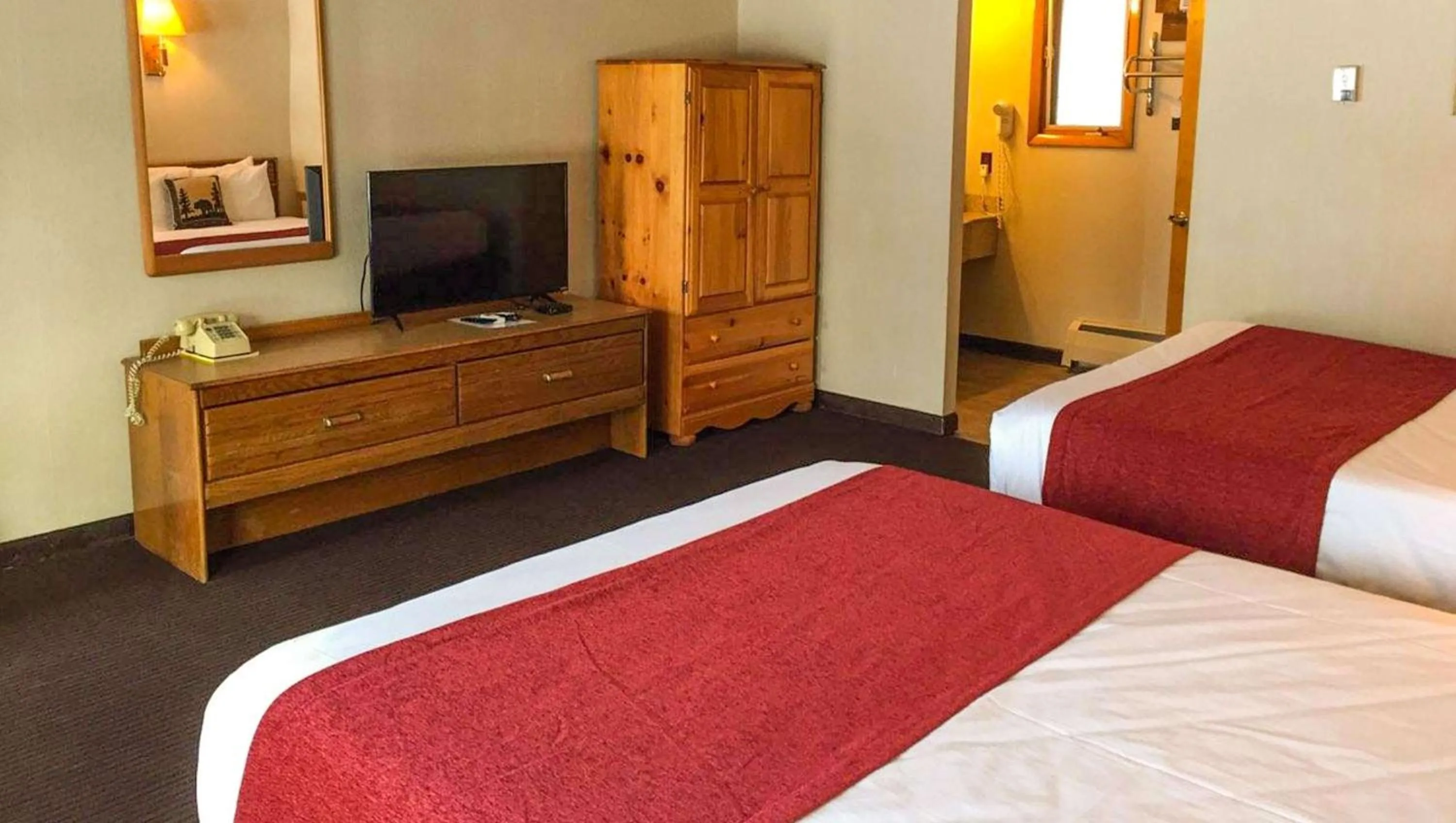 Photo of the whole room, Bed in Adirondack Lodge Old Forge