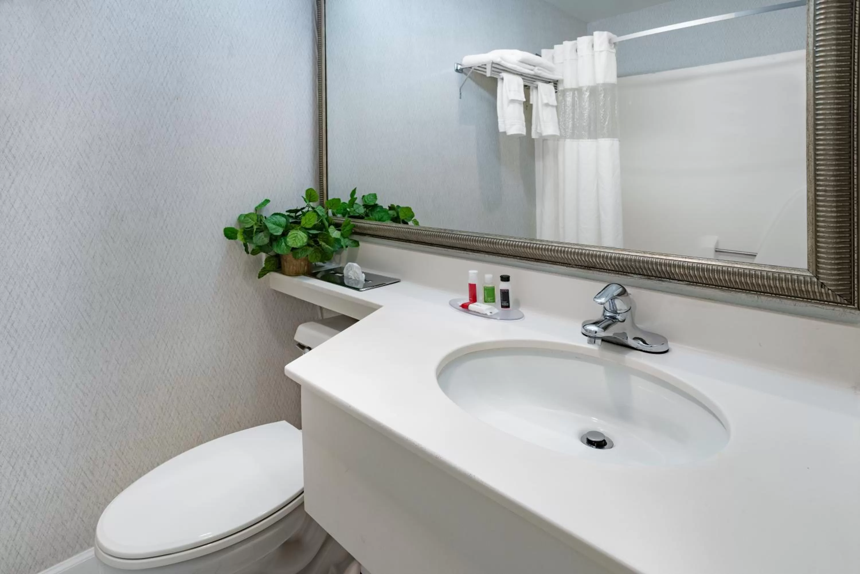 Howard Johnson by Wyndham Lenox