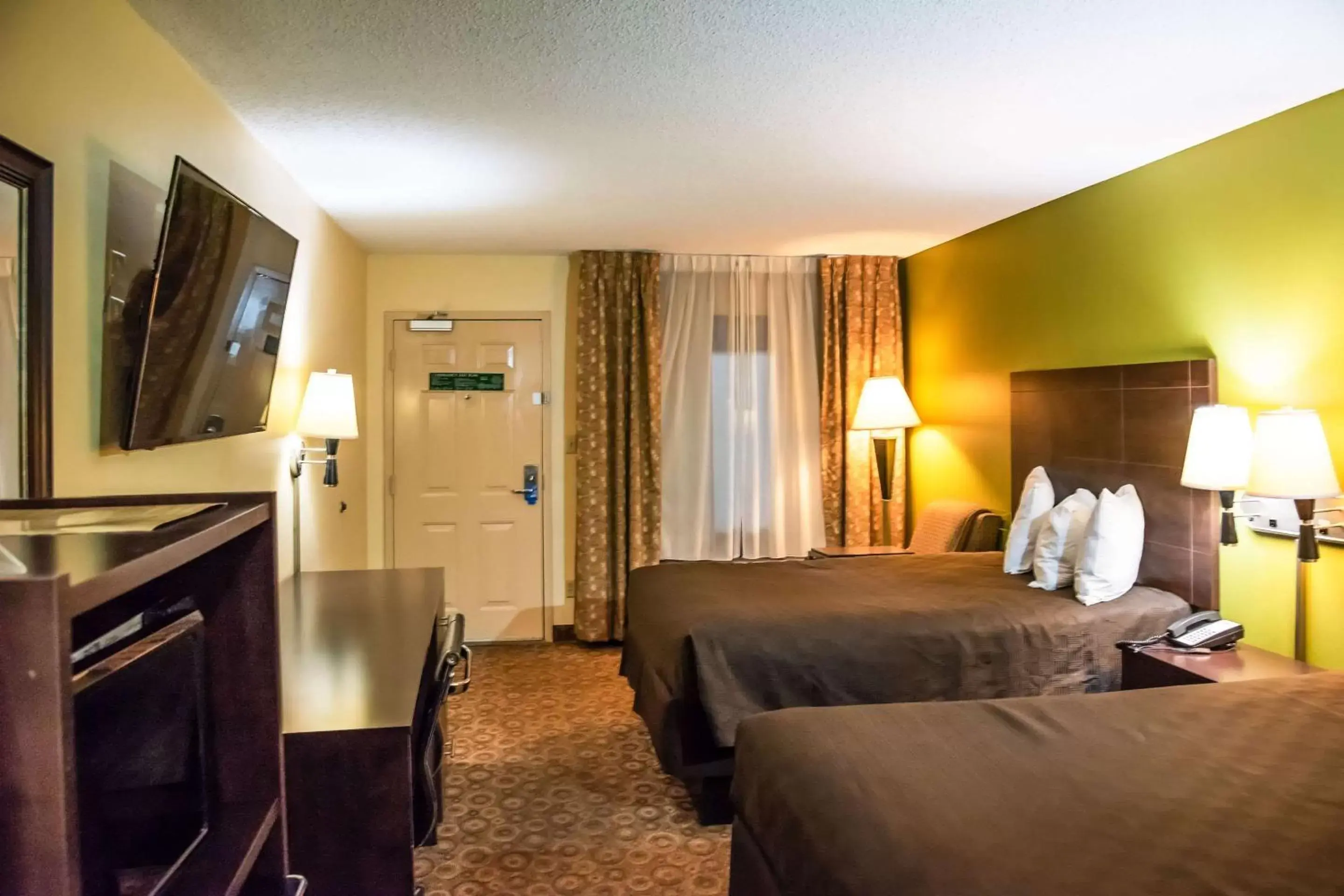 Photo of the whole room, Bed in Rodeway Inn & Suites