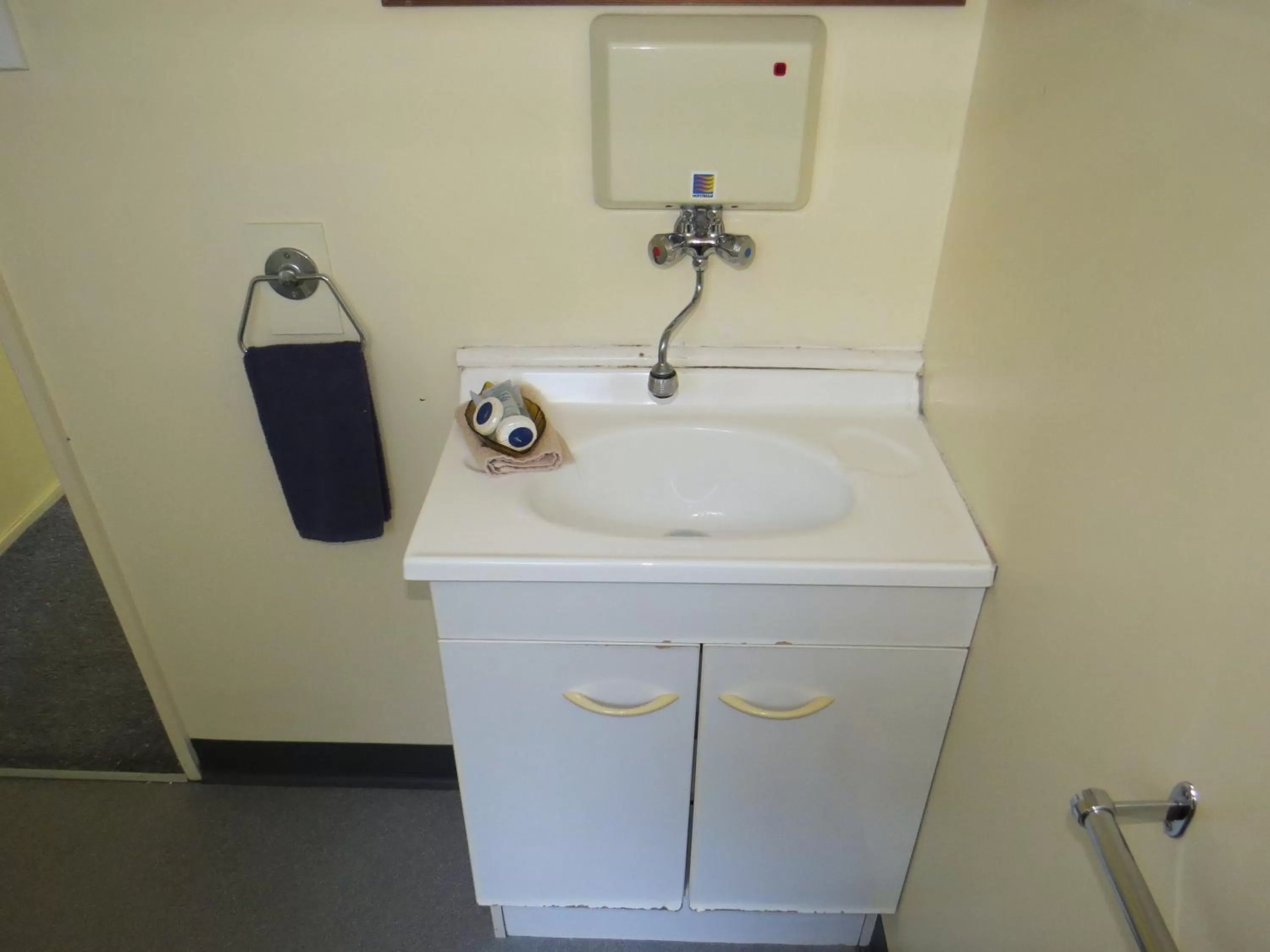 Bathroom in Camellia Court Family Motel