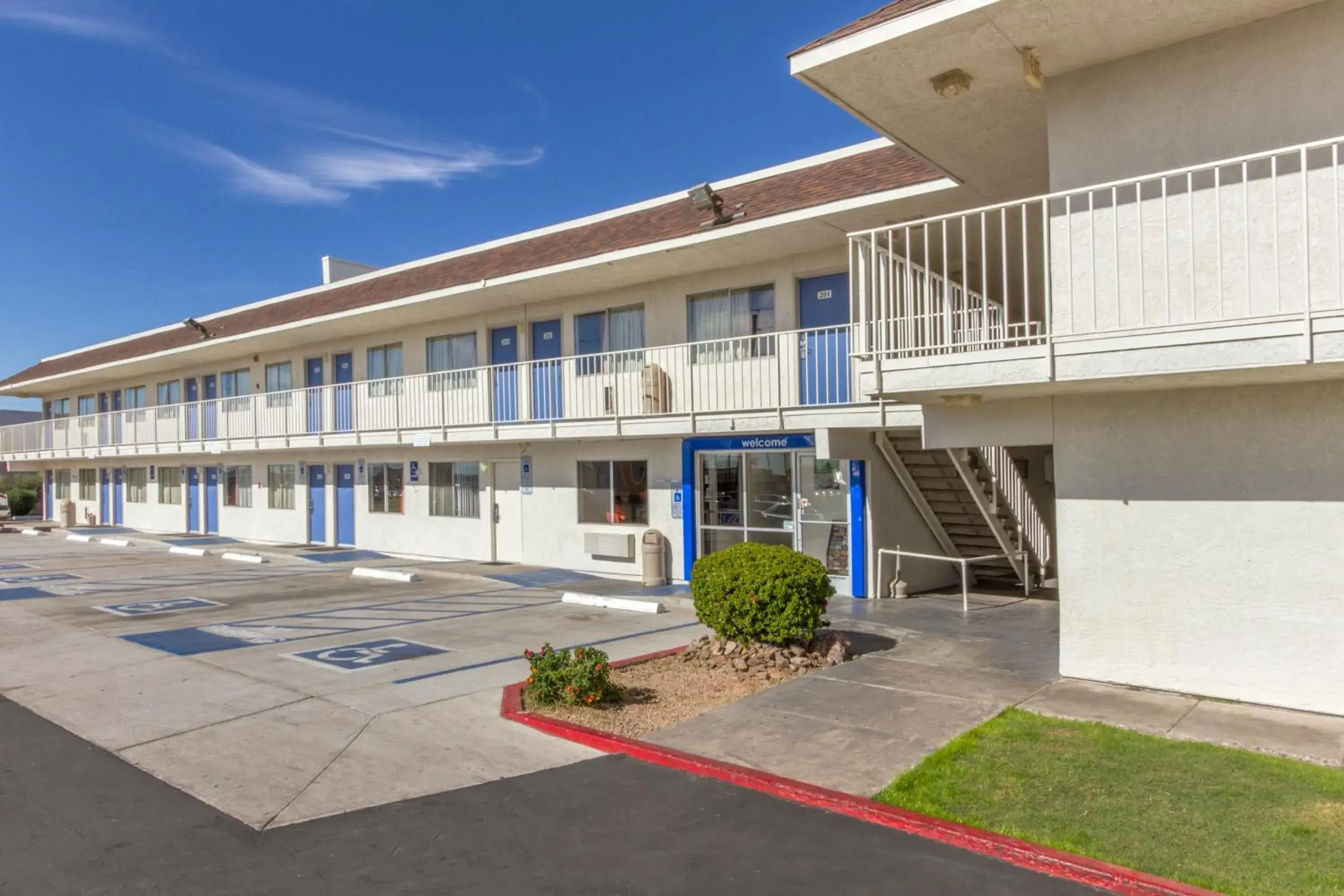 Facade/entrance, Property Building in Motel 6-Phoenix, AZ - North Bell Road