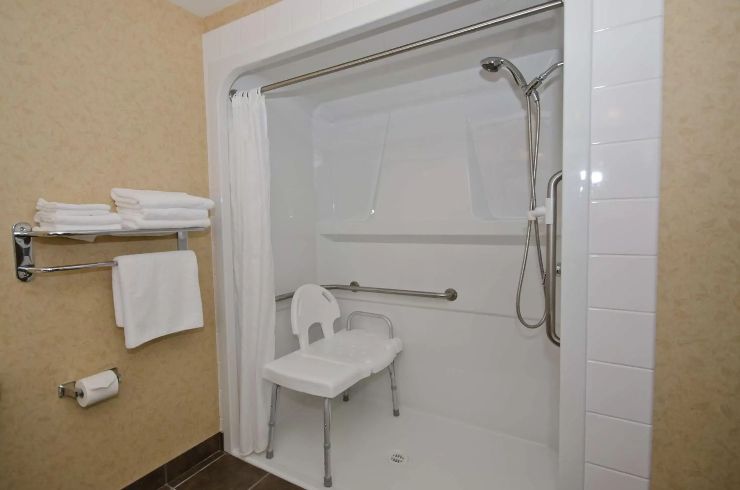 Photo of the whole room, Bathroom in Best Western Sicamous Inn