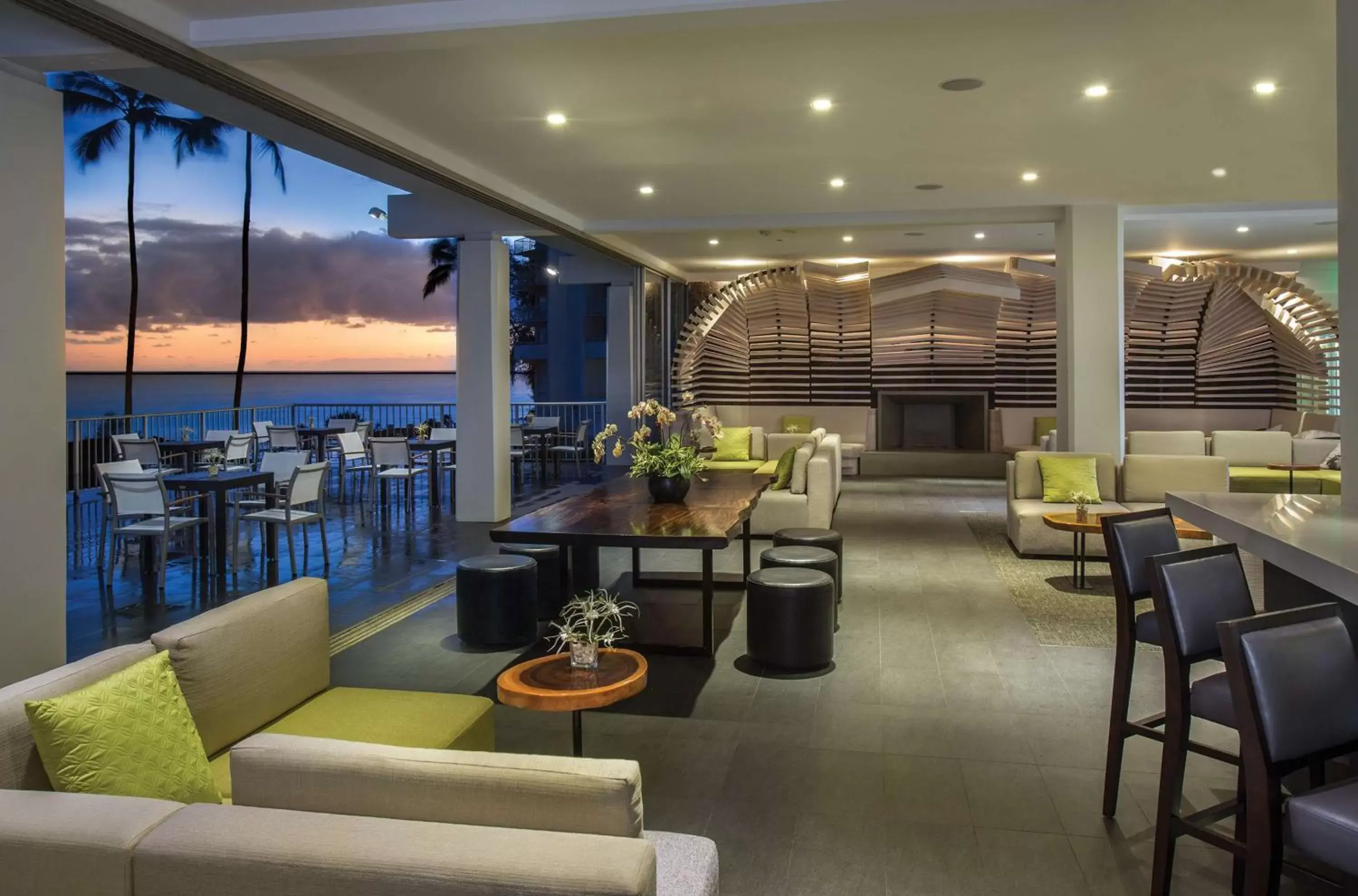 Lobby or reception, Lounge/Bar in Grand Naniloa Hotel, a Doubletree by Hilton