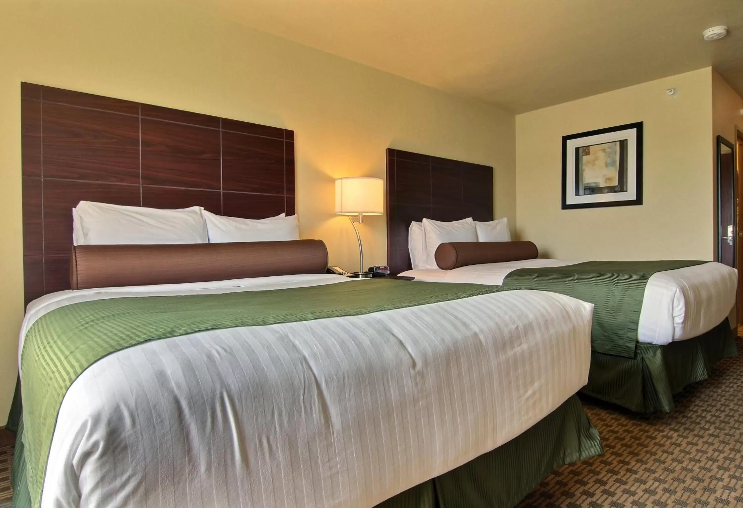 Bed in Cobblestone Inn & Suites - Linton