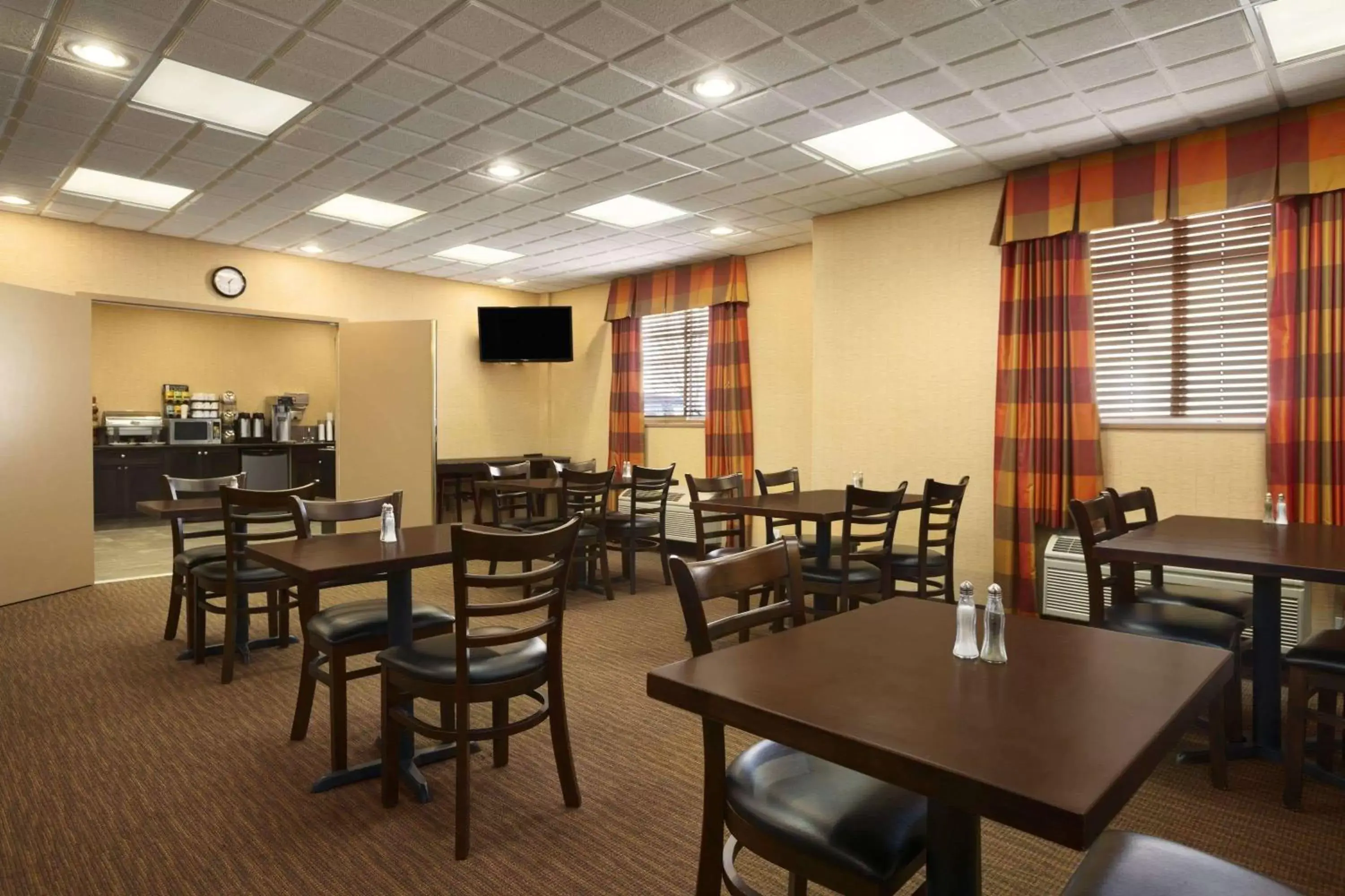 Restaurant/Places to Eat in Ramada by Wyndham Surrey/Langley