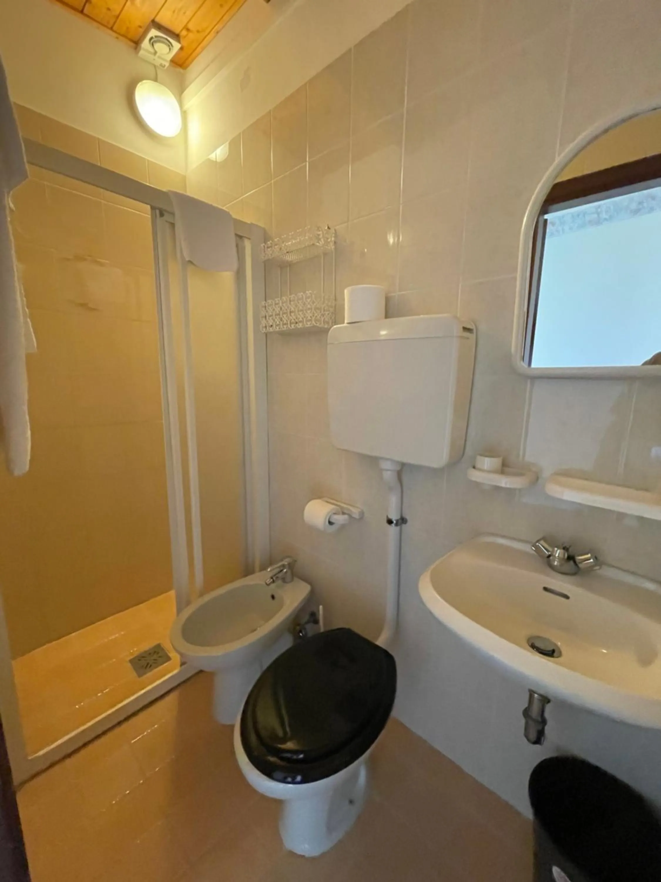 Bathroom in Hotel Rabay