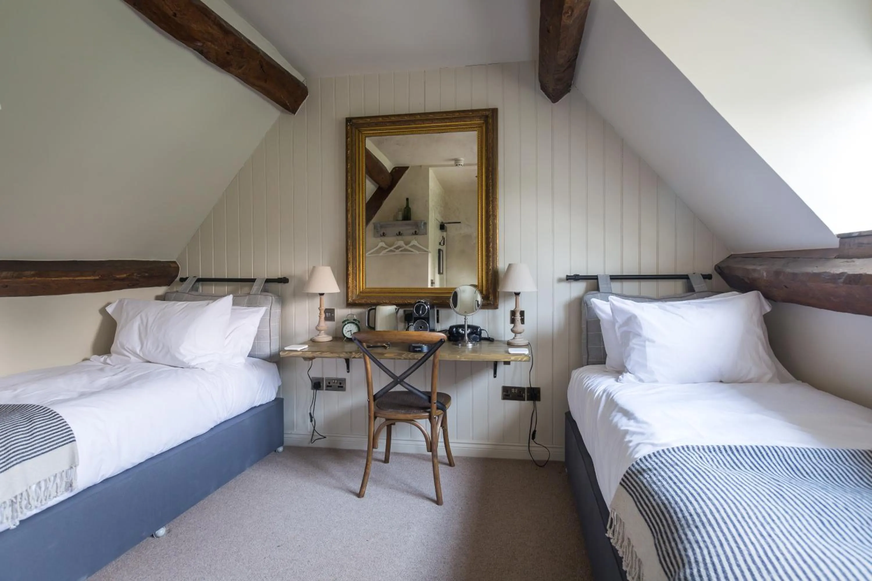 Bedroom, Bed in The Frogmill Hotel