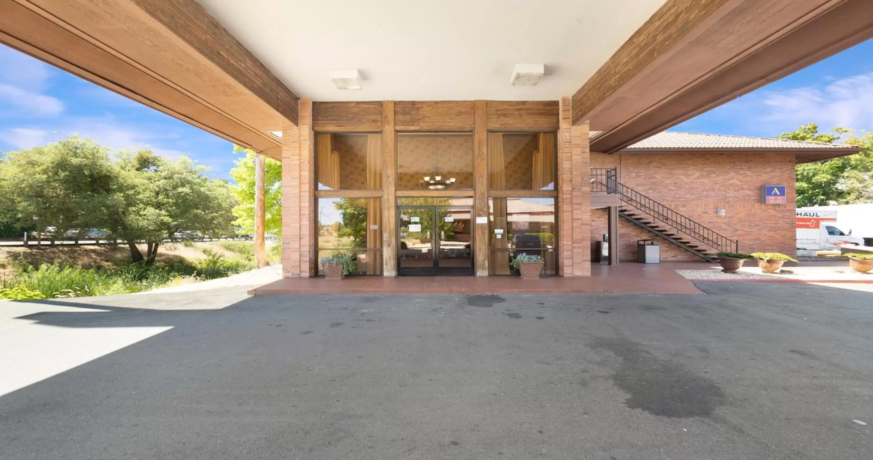 Facade/entrance in Best Western Amador Inn