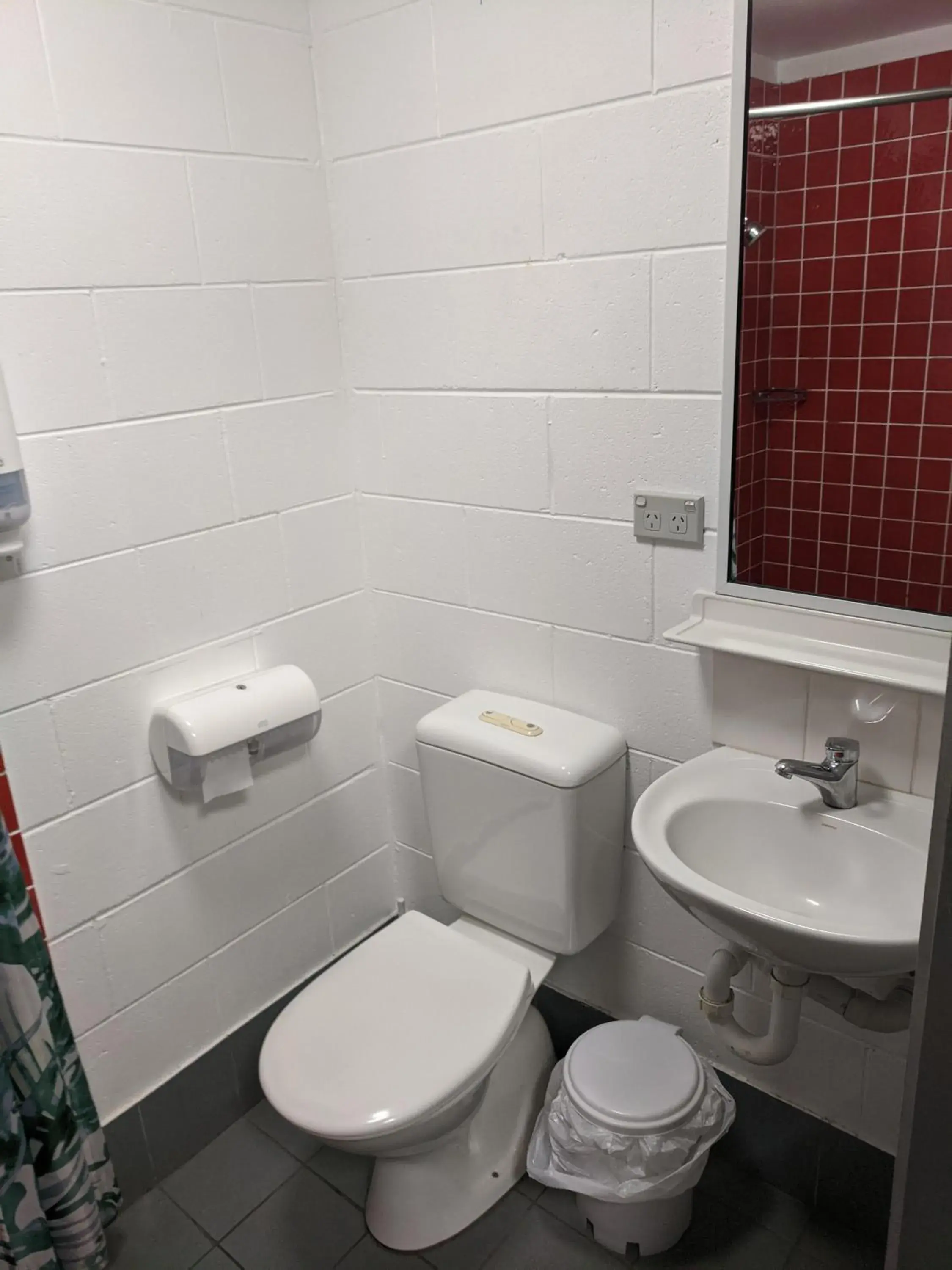 Toilet, Bathroom in Summer House Backpackers Cairns