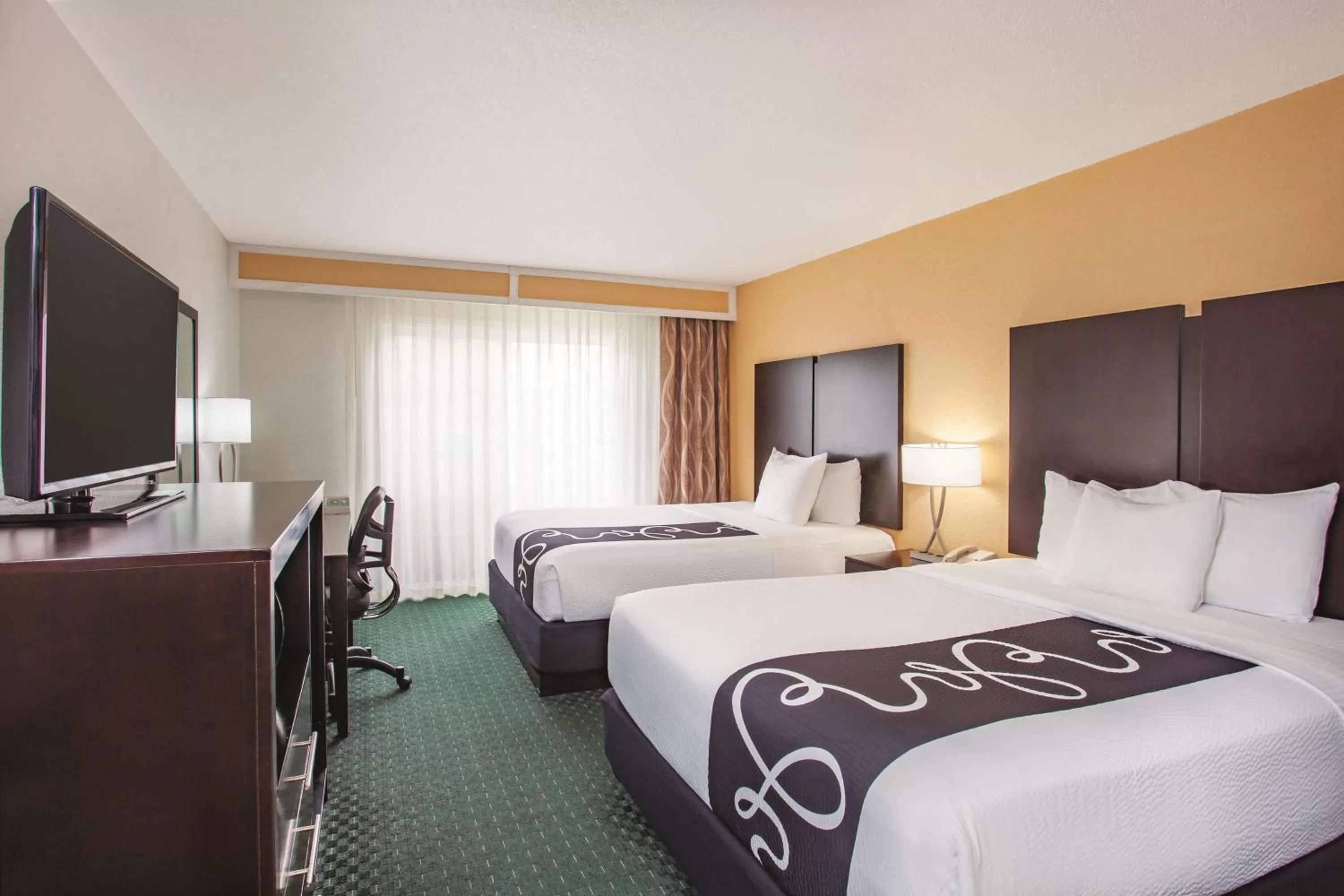 Photo of the whole room, Bed in La Quinta Inn by Wyndham Berkeley