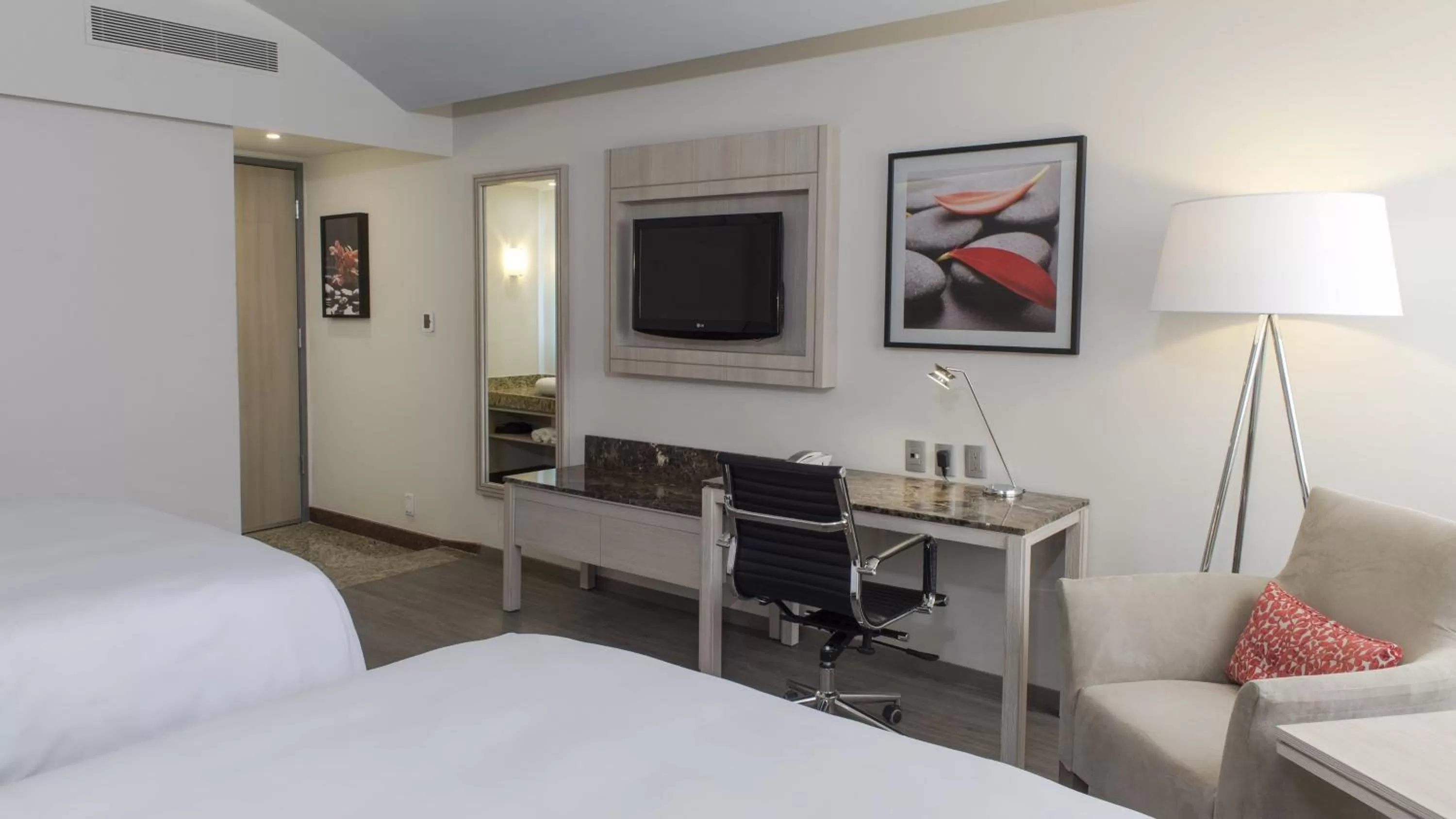 Photo of the whole room, Bed in Holiday Inn Express Mexico- Toreo by IHG