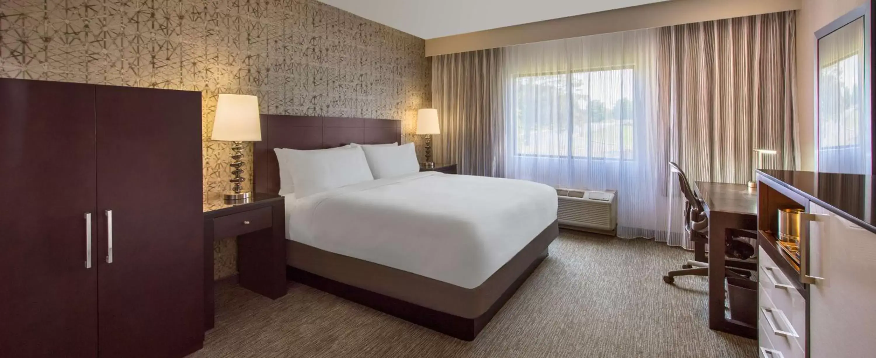 Bed in DoubleTree by Hilton Hotel Chicago Wood Dale - Elk Grove