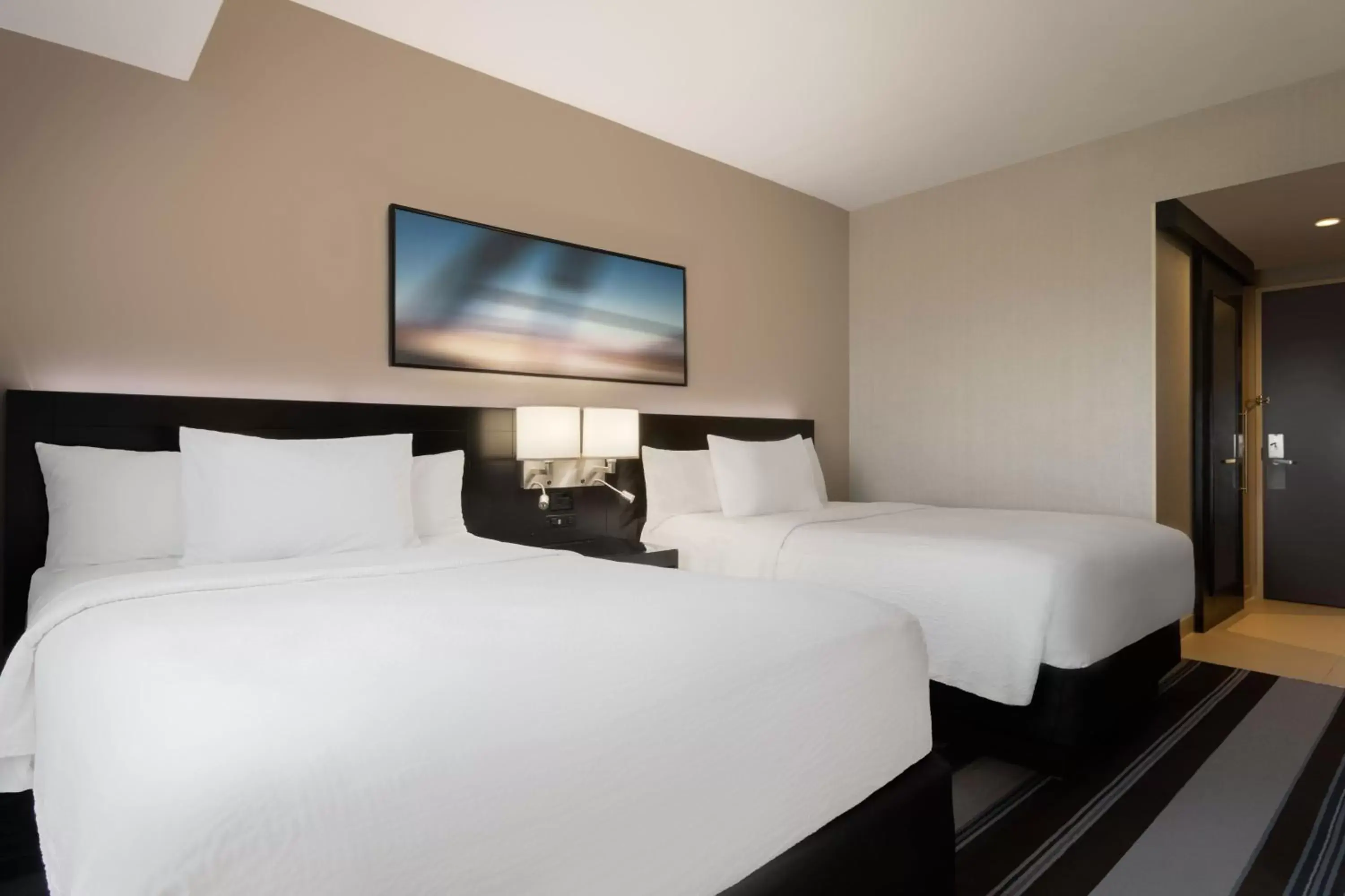 Photo of the whole room, Bed in Courtyard by Marriott New York JFK Airport