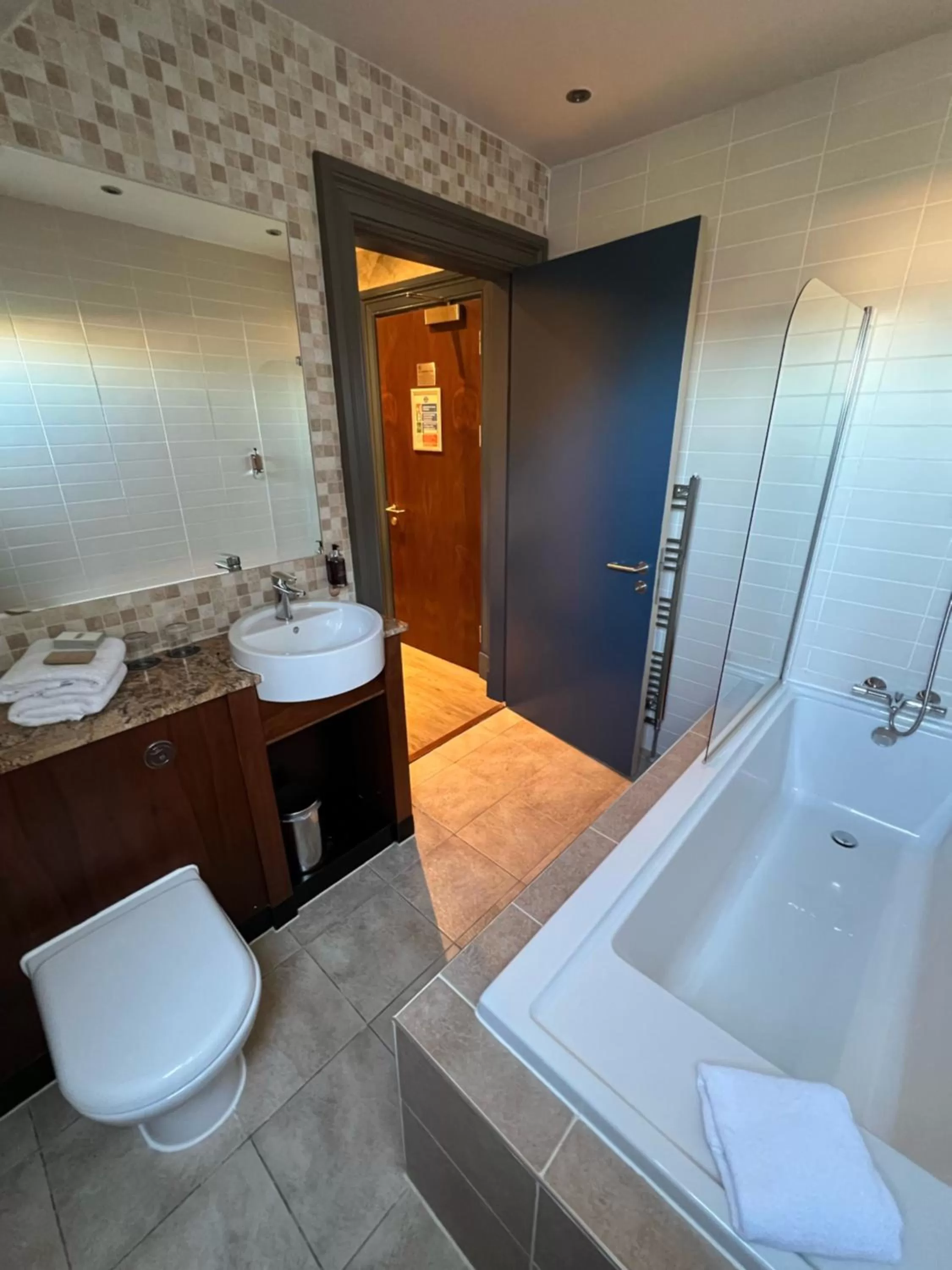 Bathroom in Lynnhurst Hotel