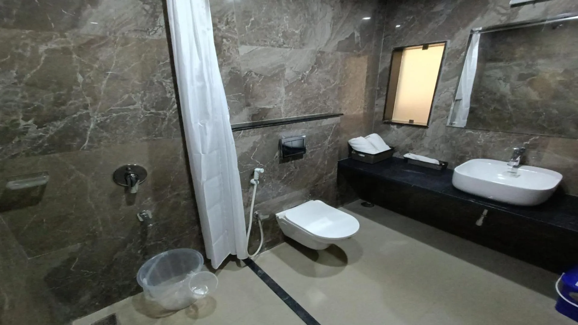 Toilet in Hotel Raas Inn, New Hotel