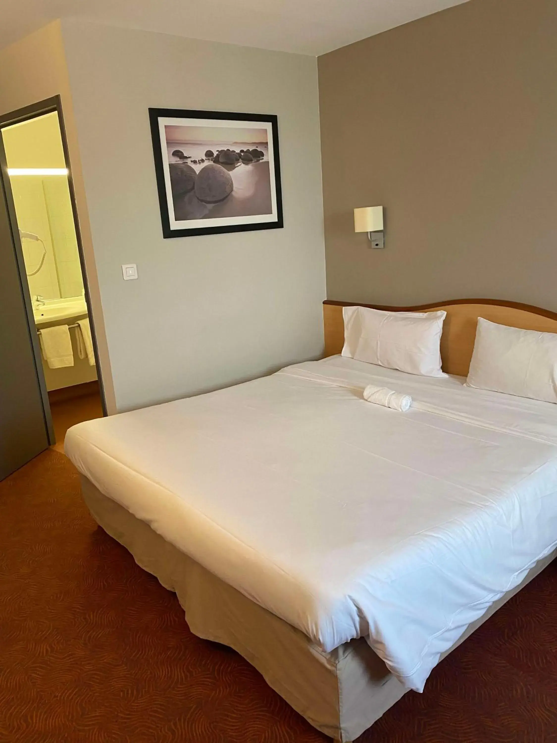 Bedroom, Bed in Brit Hotel Confort Montauban