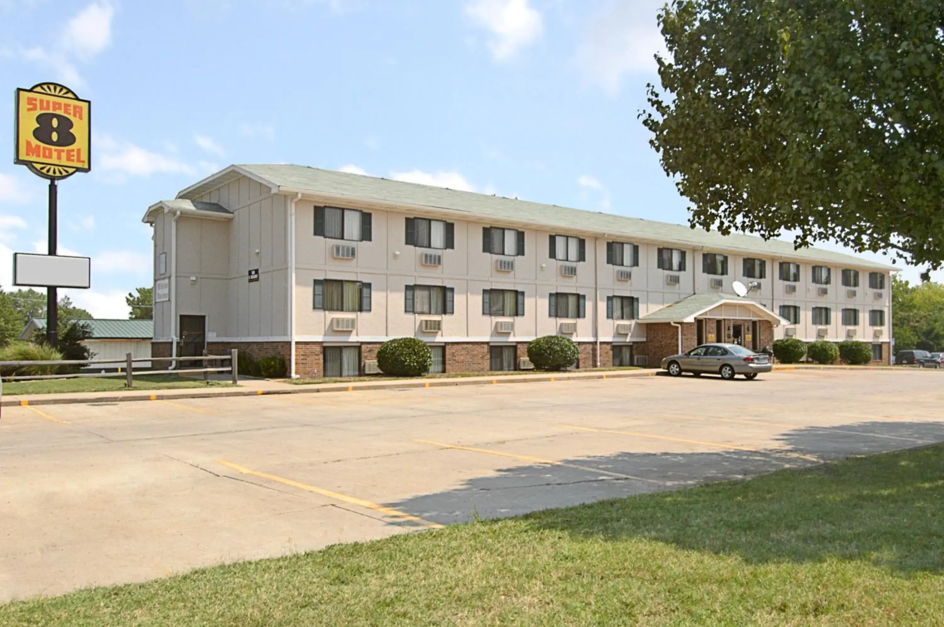 Facade/entrance, Property Building in Super 8 by Wyndham Pittsburg KS