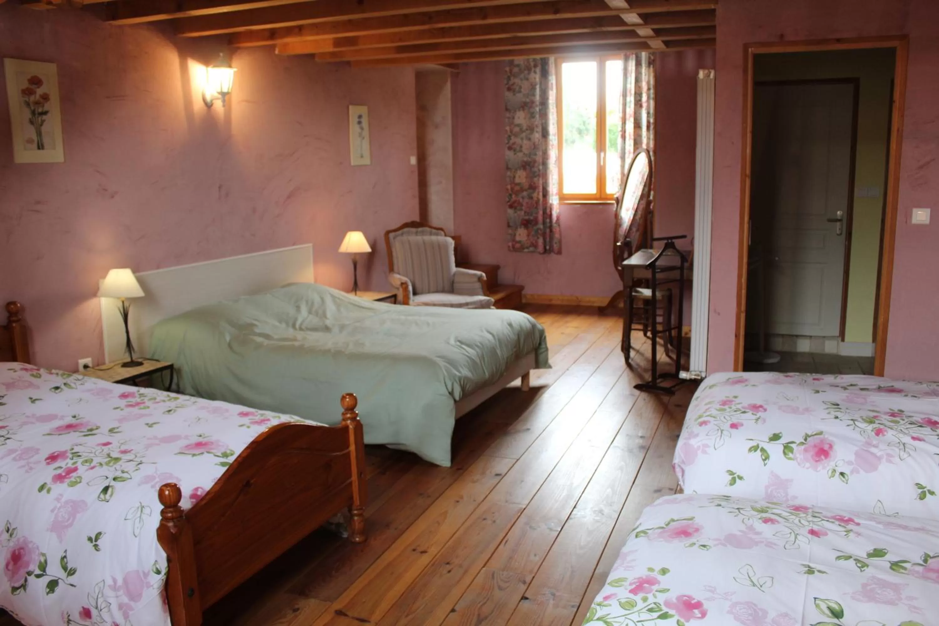 Photo of the whole room, Bed in COMME UN COQ EN PÂTE