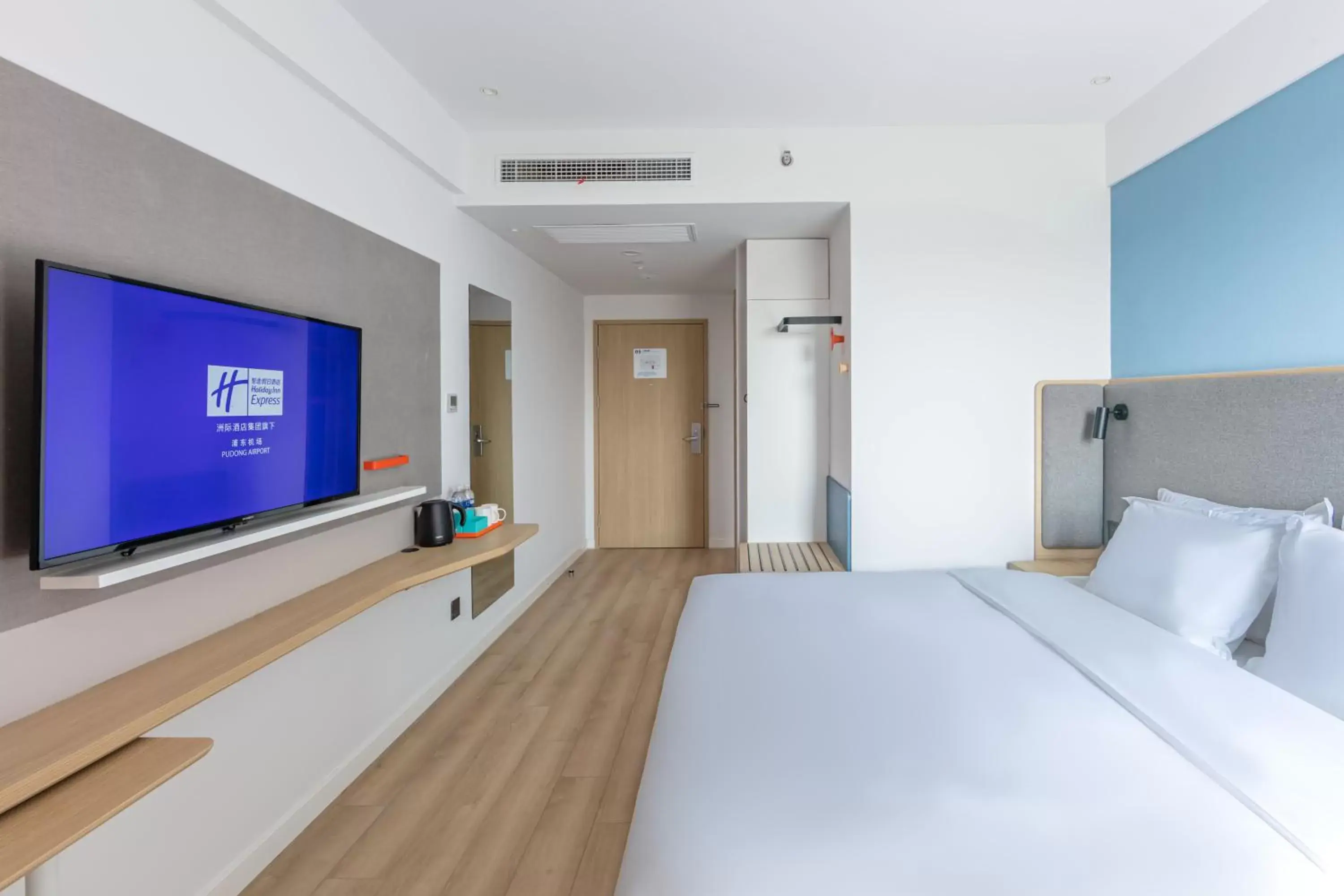 Accessible King Room in Holiday Inn Express Shanghai Pudong Airport by IHG Accessible King Room in Holiday Inn Express Shanghai Pudong Airport by IHG