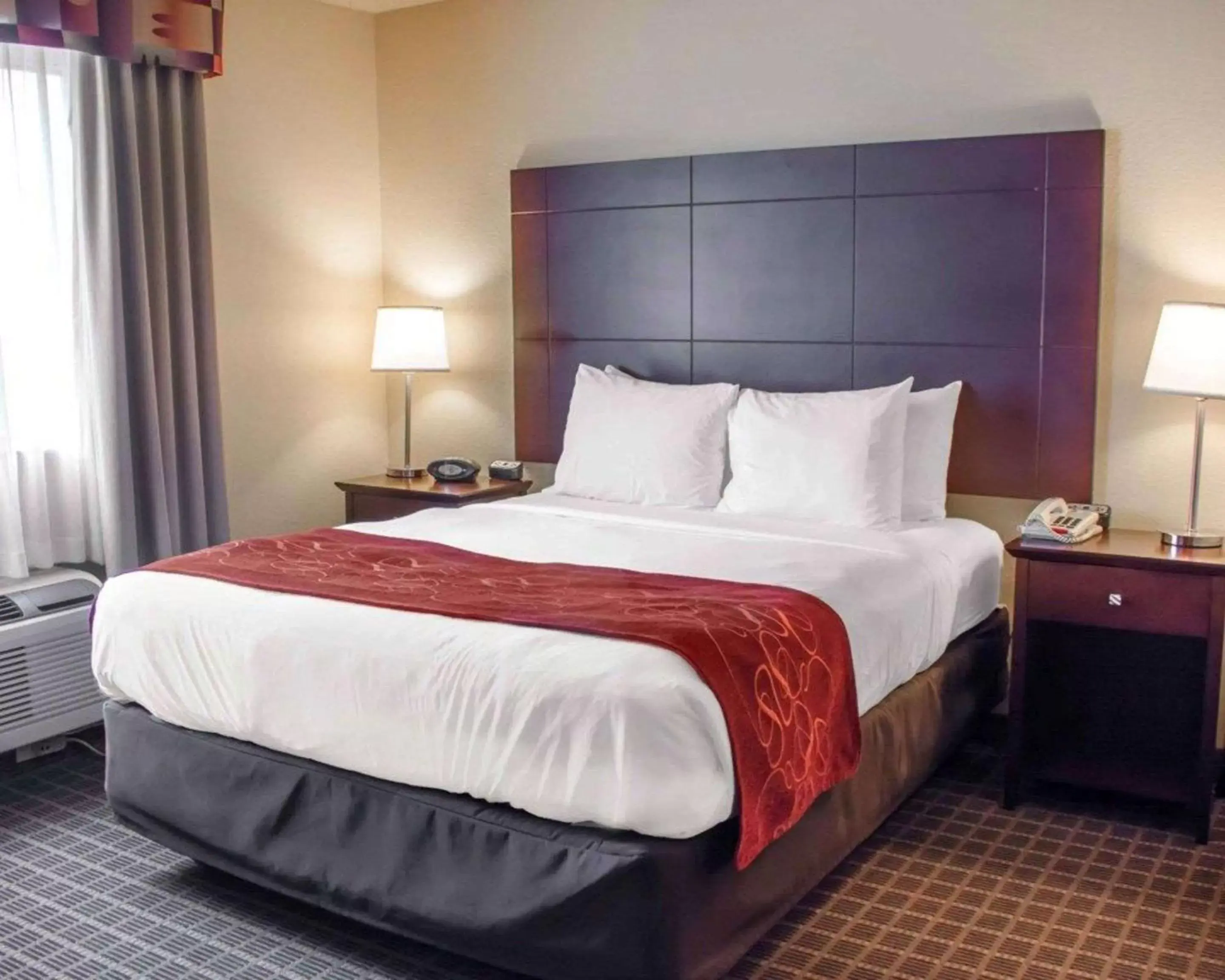 Photo of the whole room, Bed in Comfort Suites Huntsville Research Park Area