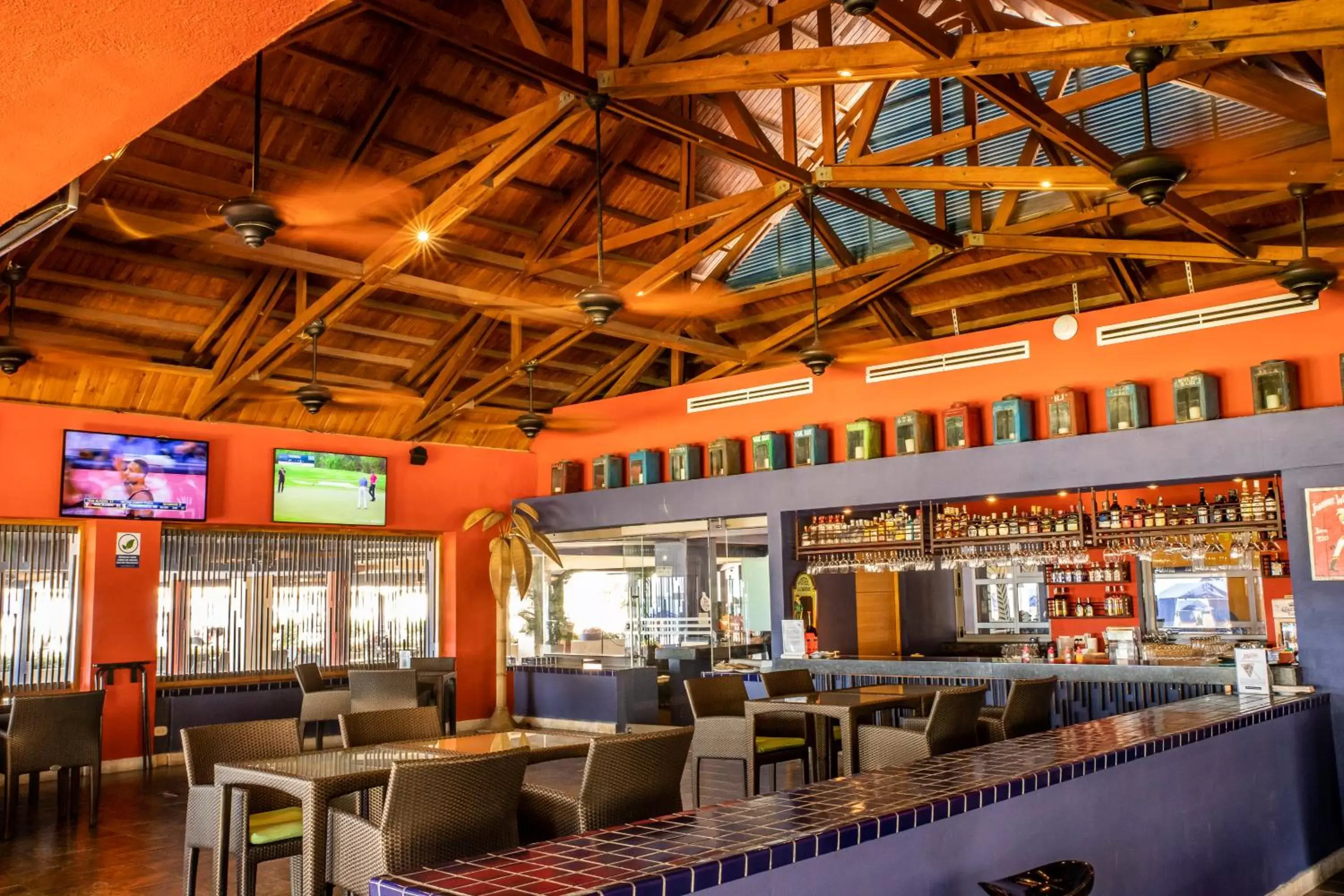 Restaurant/places to eat, Lounge/Bar in Zuana Beach Resort