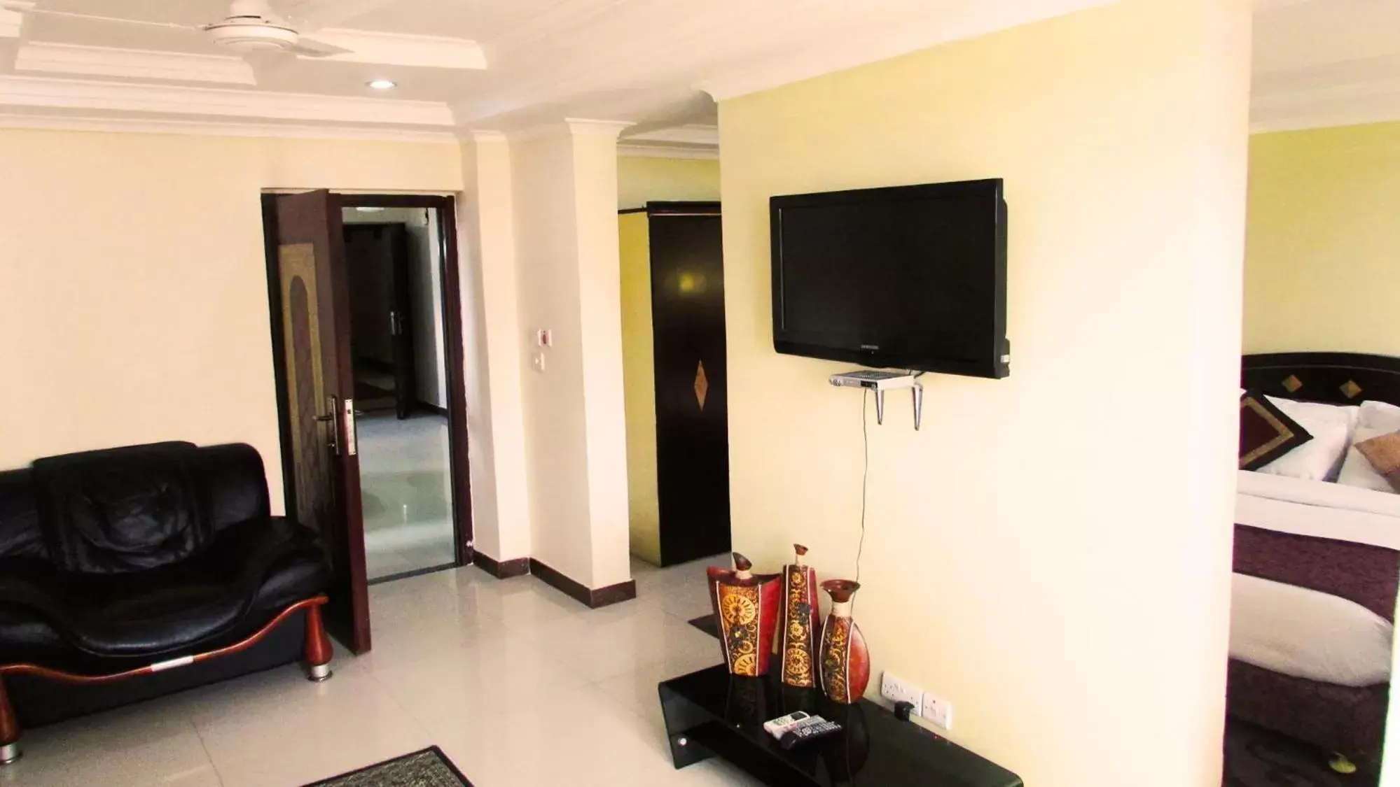 TV and multimedia, TV/Entertainment Center in Urban Rose Hotel & Apartments