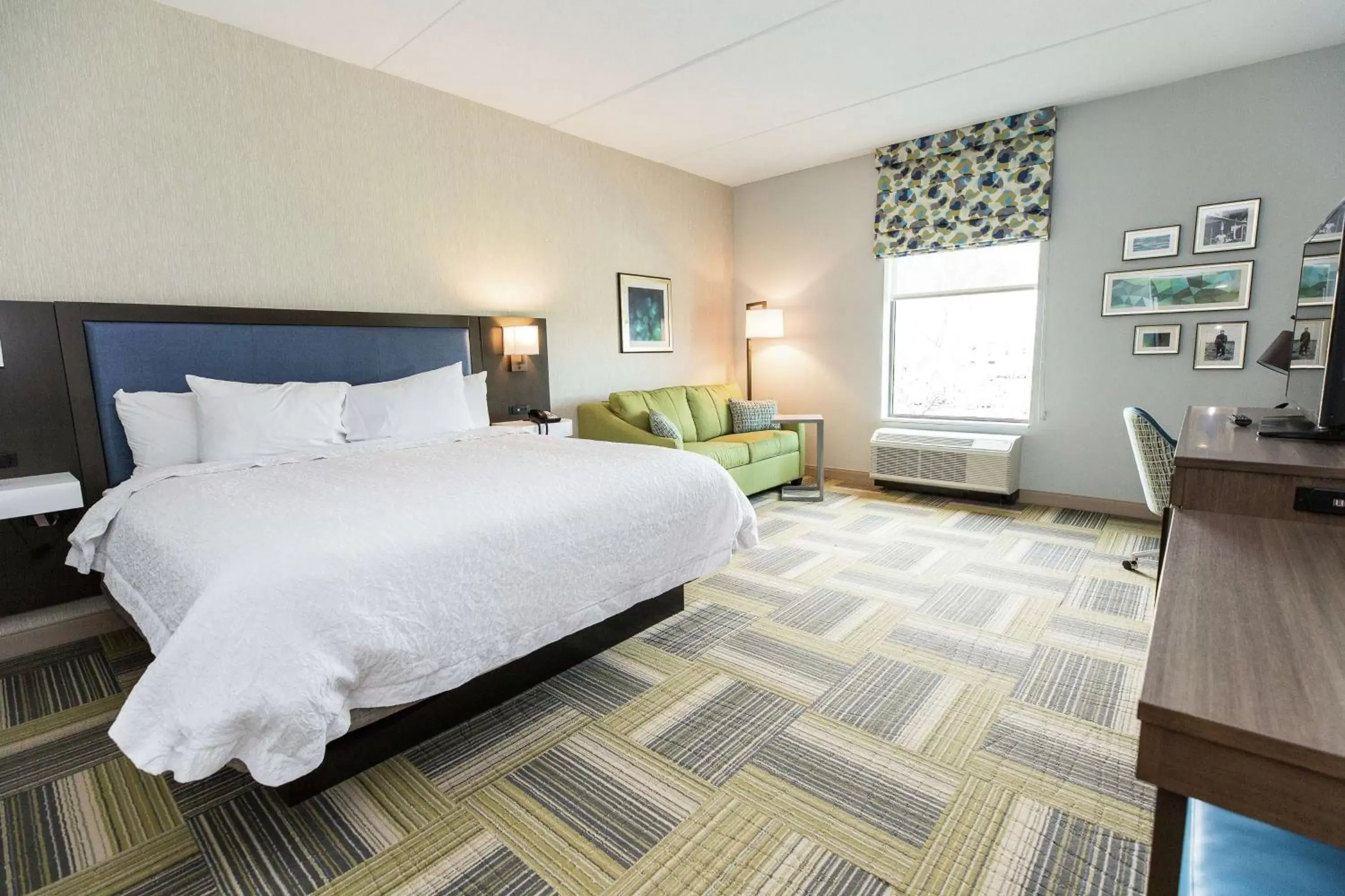 Bedroom in Hampton Inn & Suites Syracuse North Airport Area