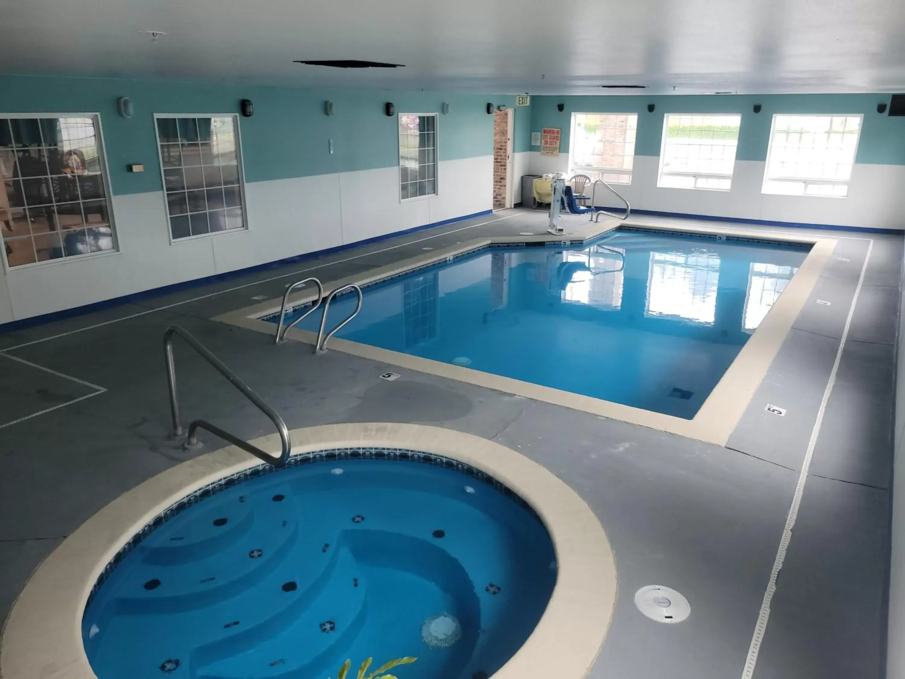 Swimming Pool in Days Inn by Wyndham Ocean Shores