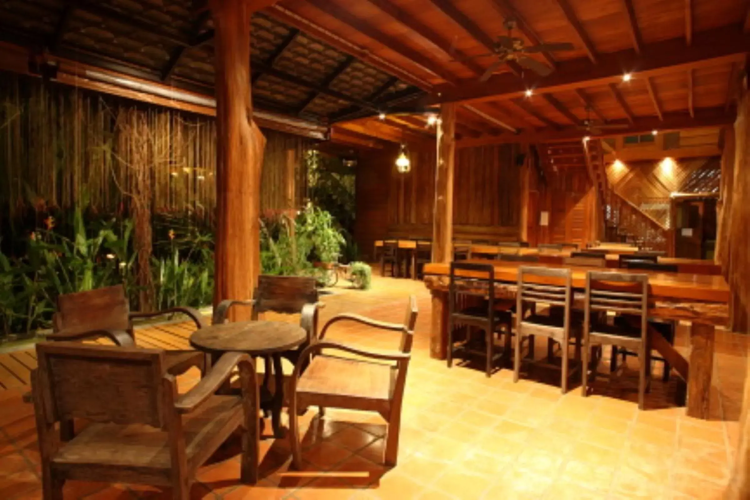 Restaurant/Places to Eat in Pai Vimaan Resort
