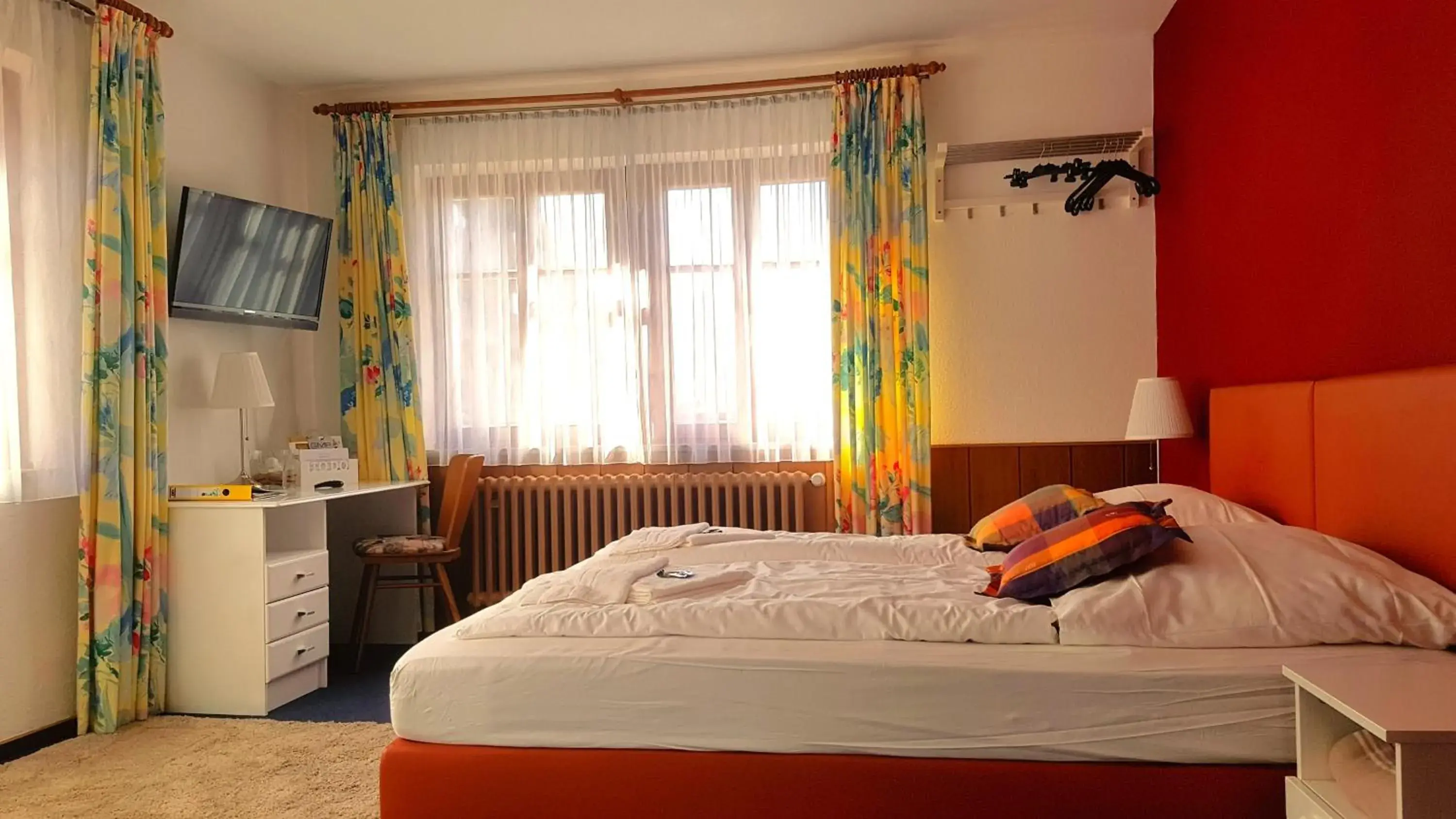 Photo of the whole room, Bed in Boutiquehotel Goldene Rose