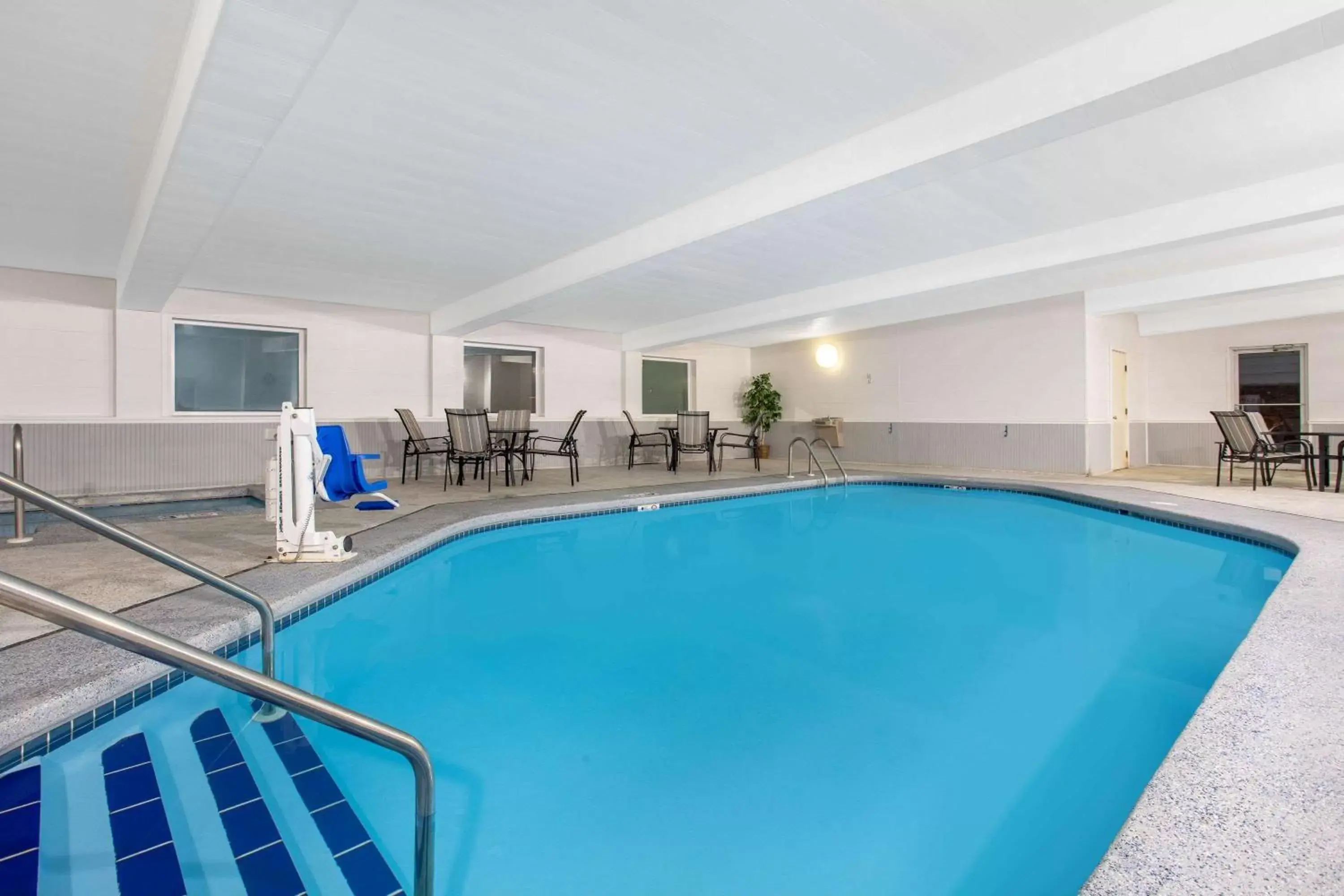 Queen Room with Pool View in Days Inn by Wyndham Fond du Lac