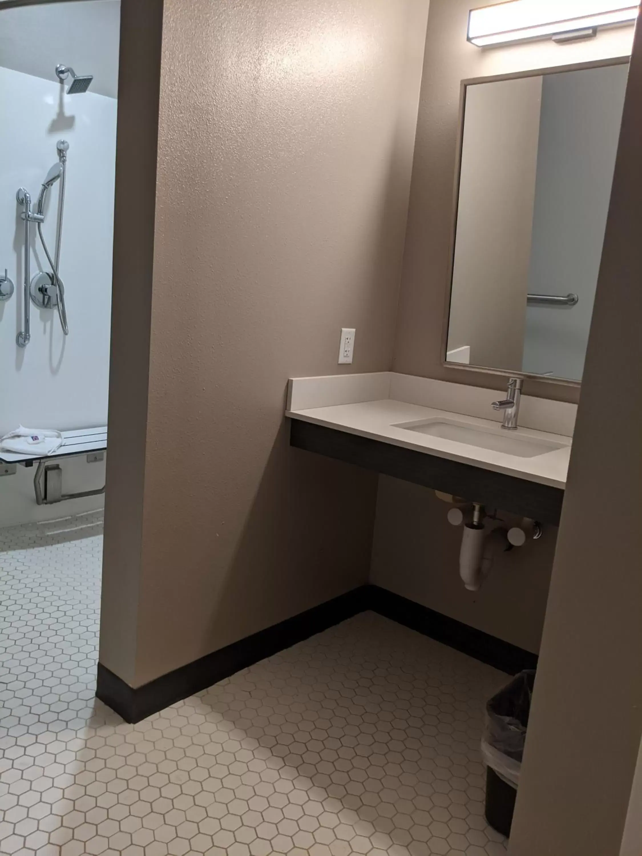 Shower, Bathroom in Motel 6 North Platte - East