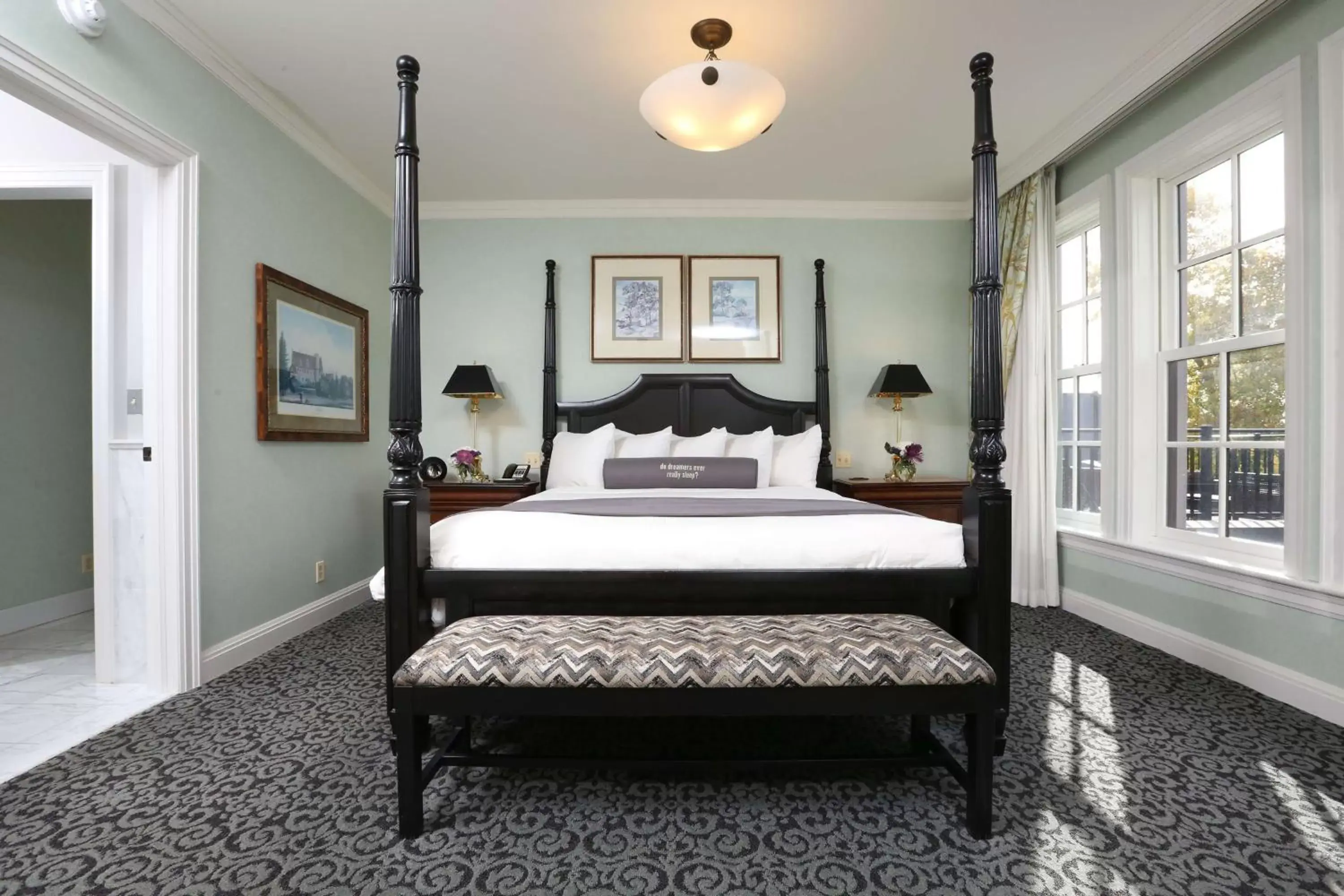 Bedroom, Bed in Royal Park Hotel
