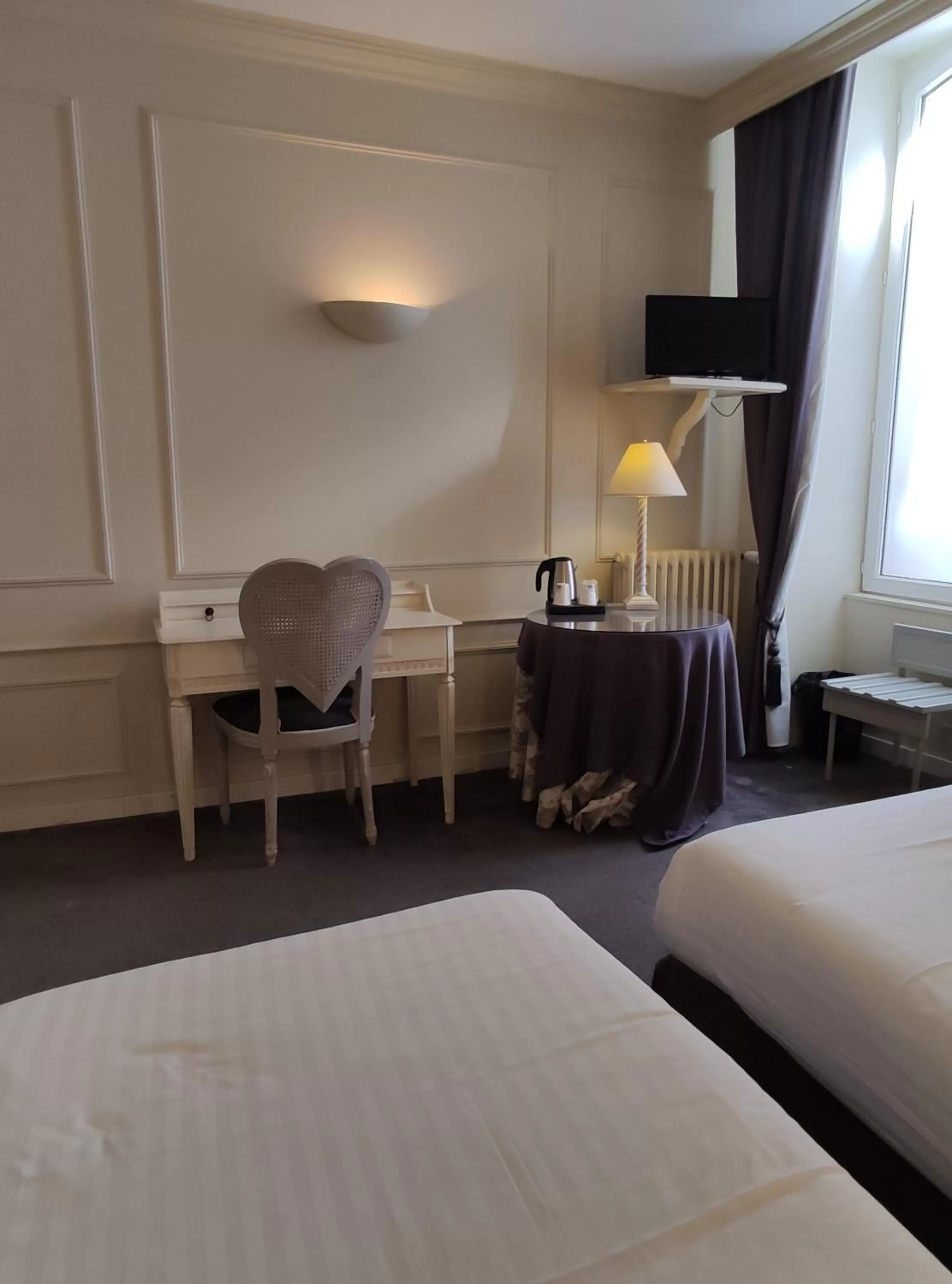 TV and multimedia, Bed in Le Pavillon Saint-Martin