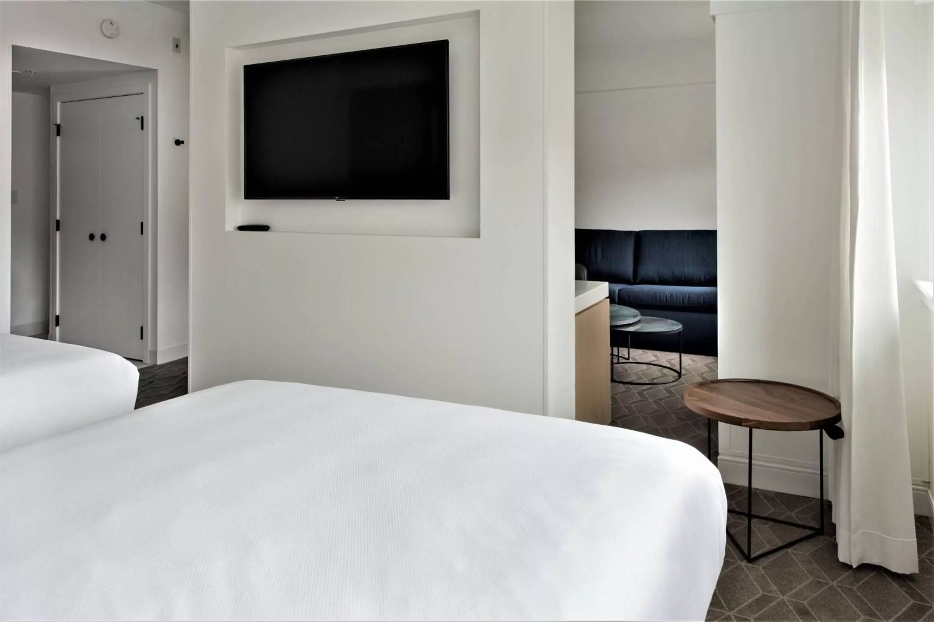 Bedroom, TV/Entertainment Center in Delta Hotels by Marriott Kamloops