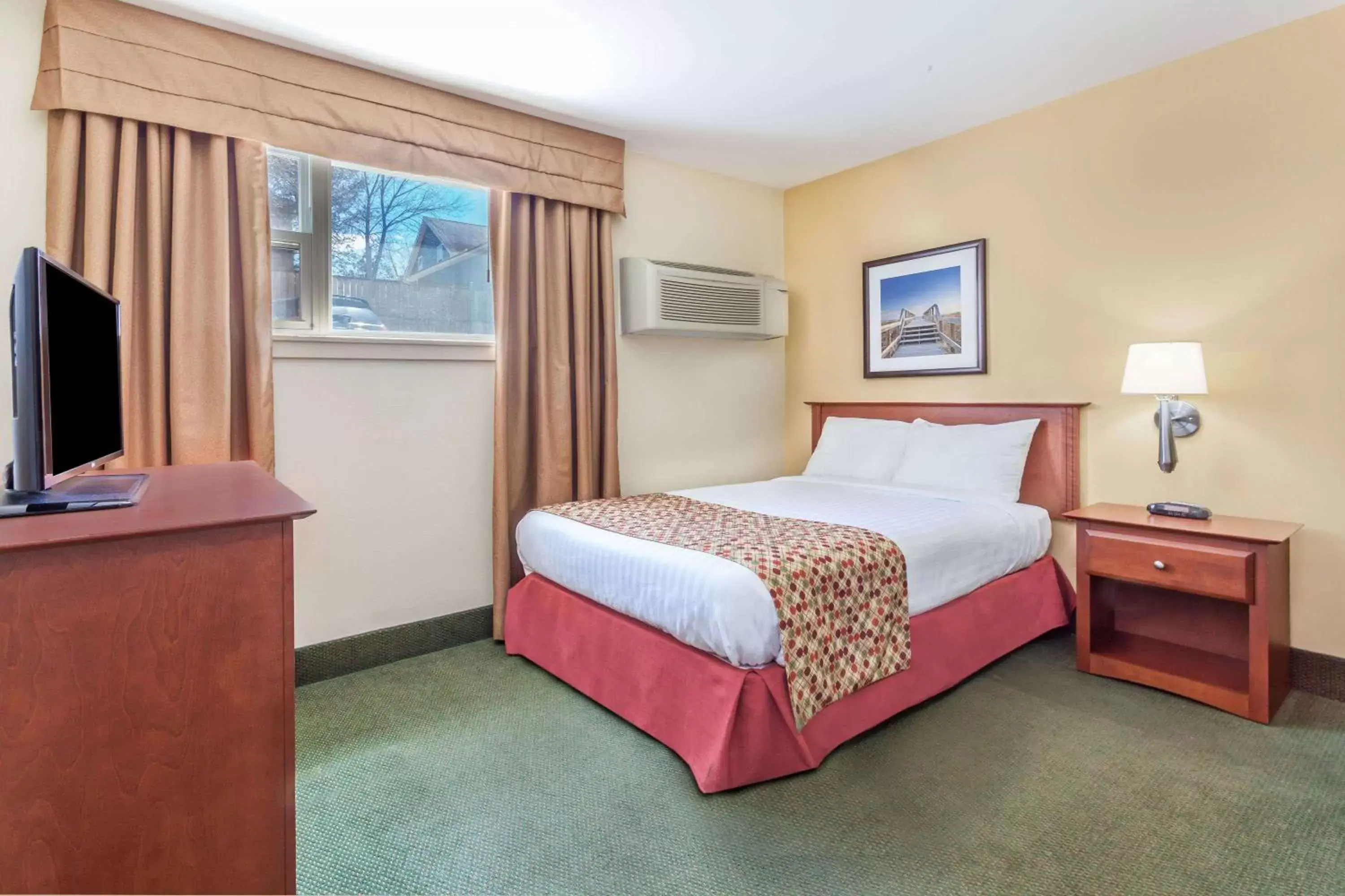 Photo of the whole room, Bed in Super 8 by Wyndham Campbellton NB