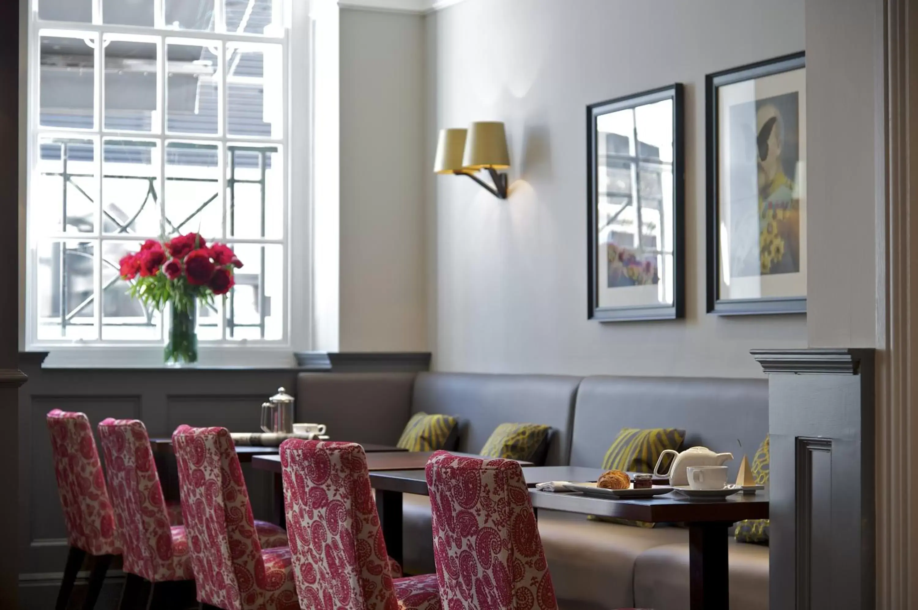 Lounge or bar, Dining Area in London Bridge Hotel 