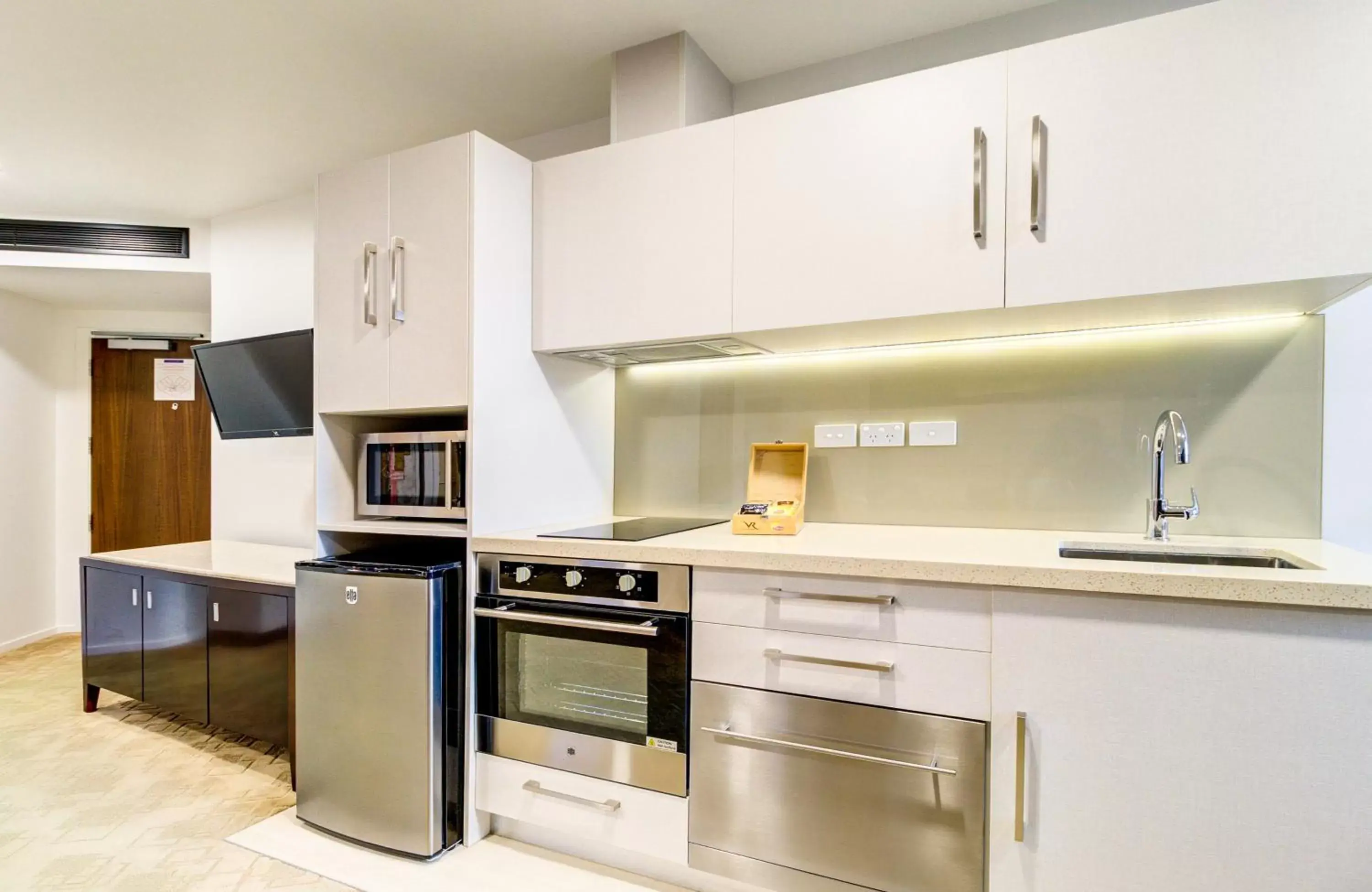 Kitchen or kitchenette, Kitchen/Kitchenette in VR Queen Street Hotel & Suites