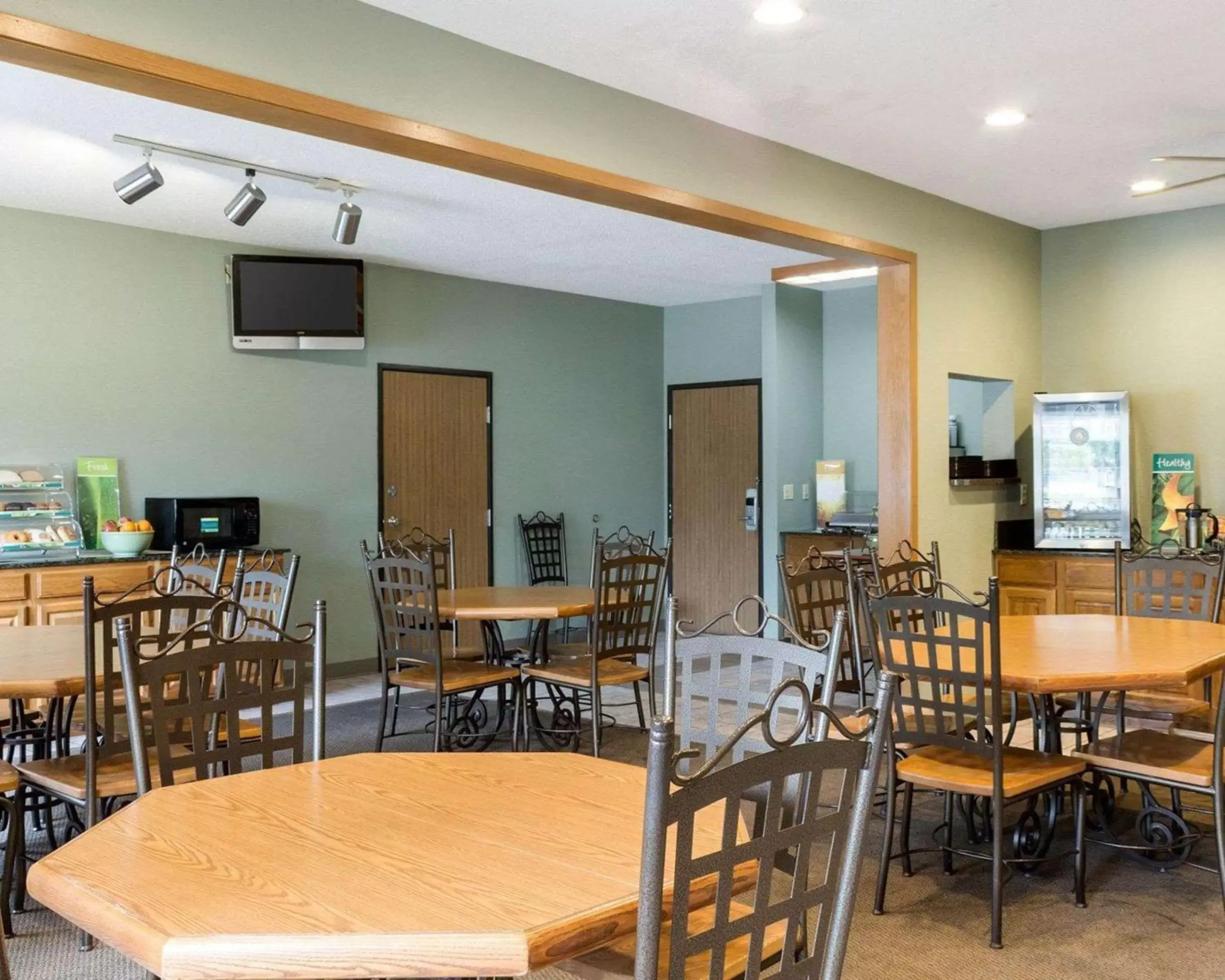 Restaurant/Places to Eat in Quality Inn Brookings-University