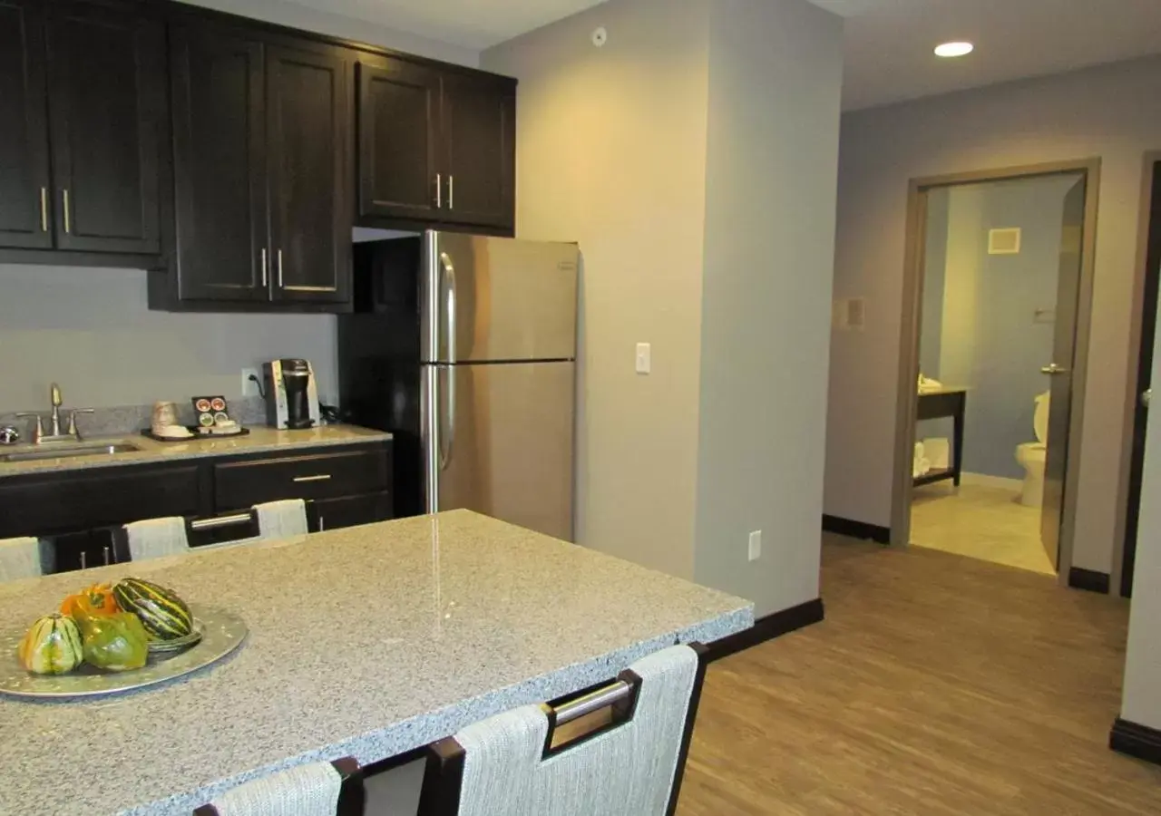 Dining area, Kitchen/Kitchenette in Hotel at Batavia Downs