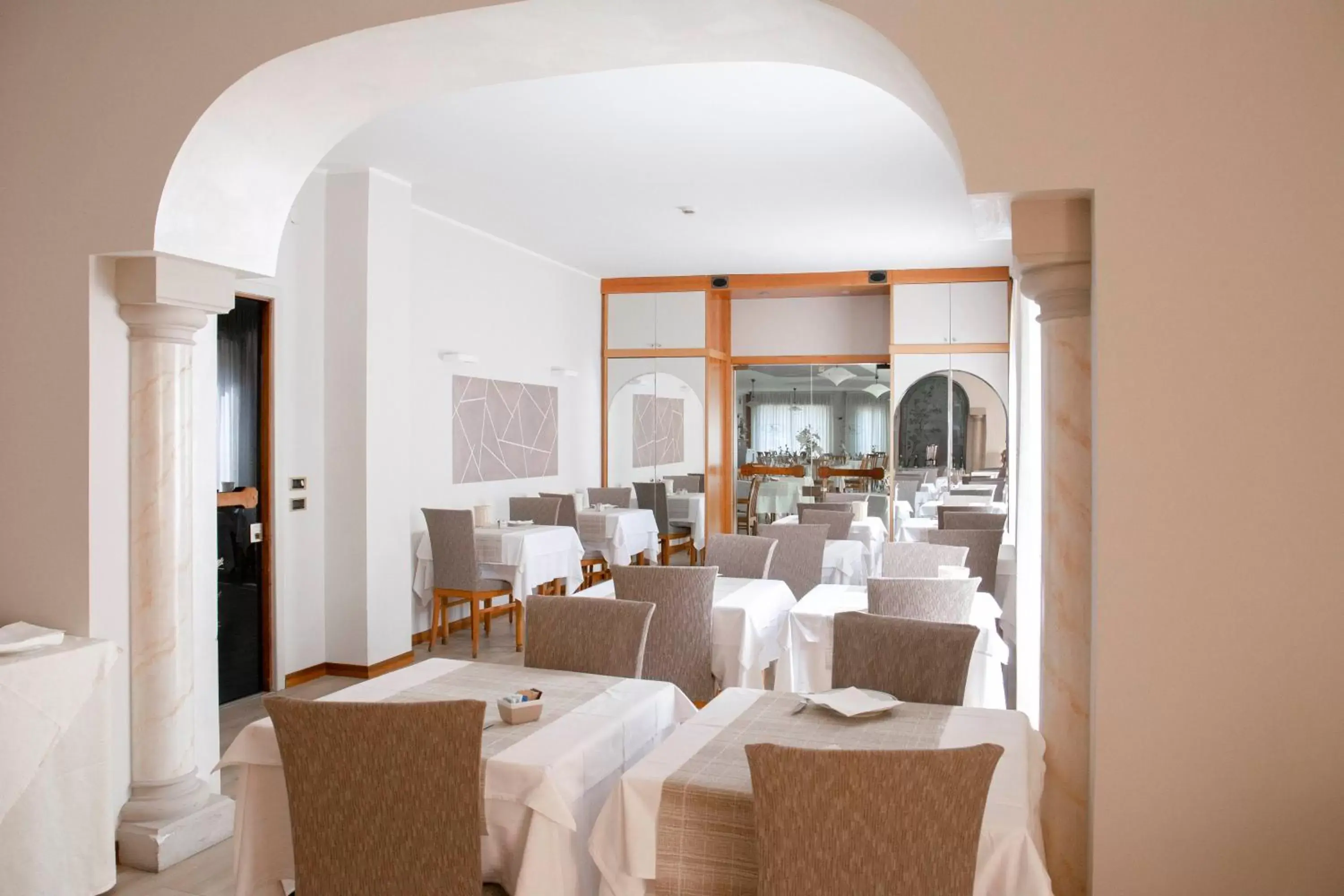 Restaurant/Places to Eat in Albergo Milano