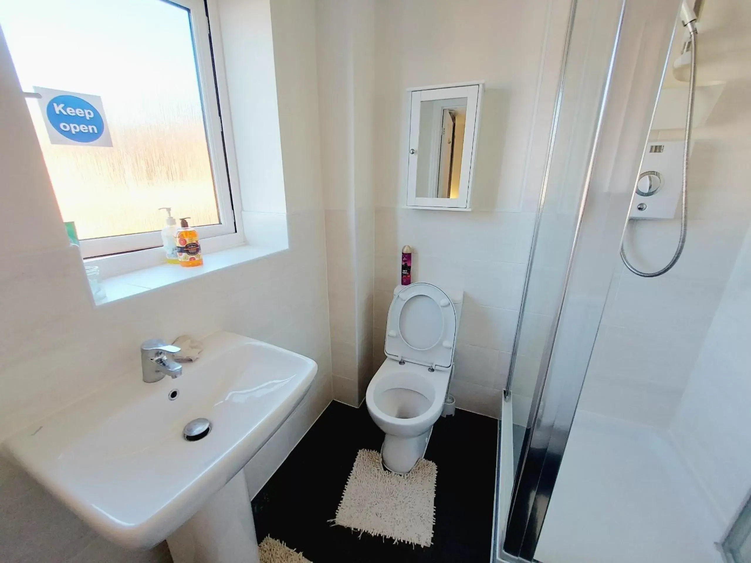 Bathroom in 3-BED HOME, FULL KITCHEN, ENSUITE, in TELFORD OAKENGATES KETLEY