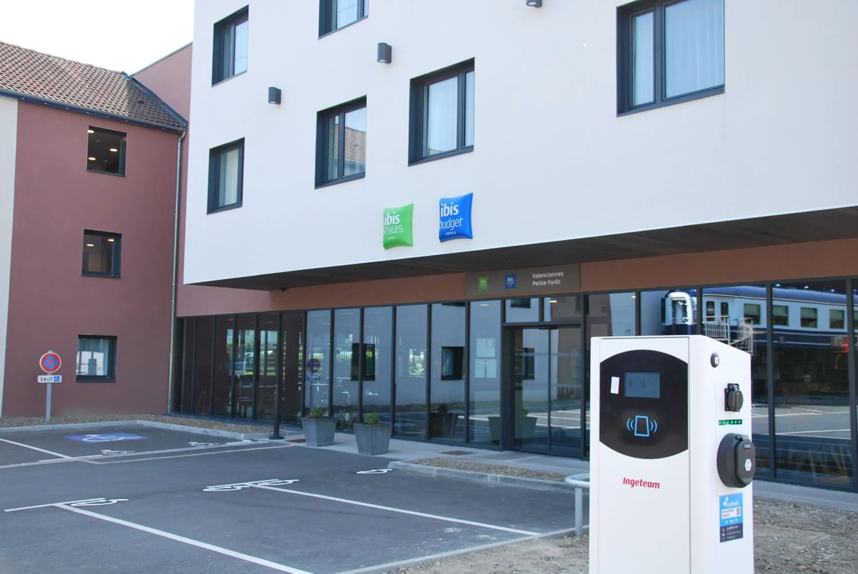 Facade/entrance, Property Building in ibis Styles Valenciennes Petite Foret