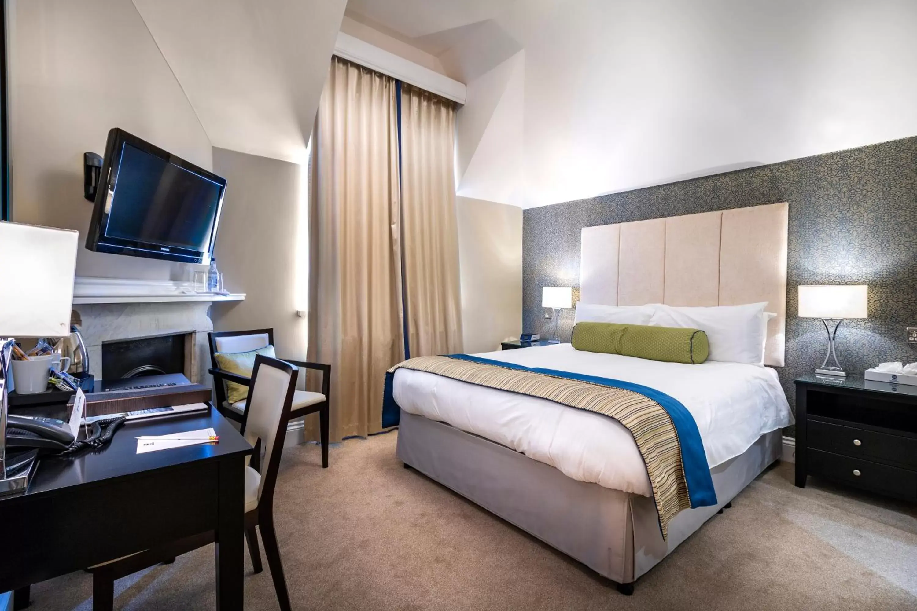 Photo of the whole room, Bed in The Shrubbery Hotel, Ilminster Photo of the whole room, Bed in The Shrubbery Hotel, Ilminster