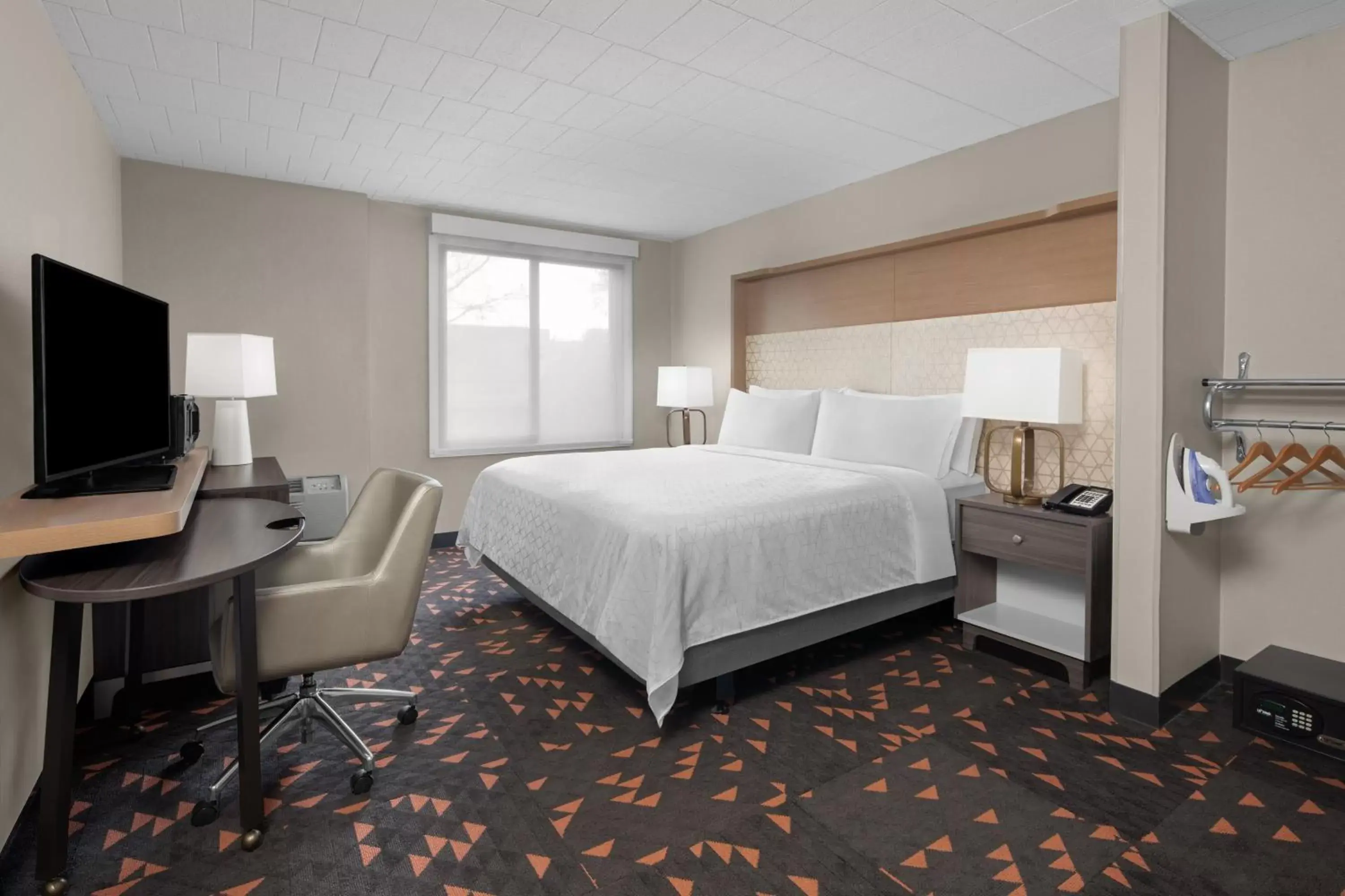 Photo of the whole room, Bed in Holiday Inn Hasbrouck Heights-Meadowlands, an IHG Hotel