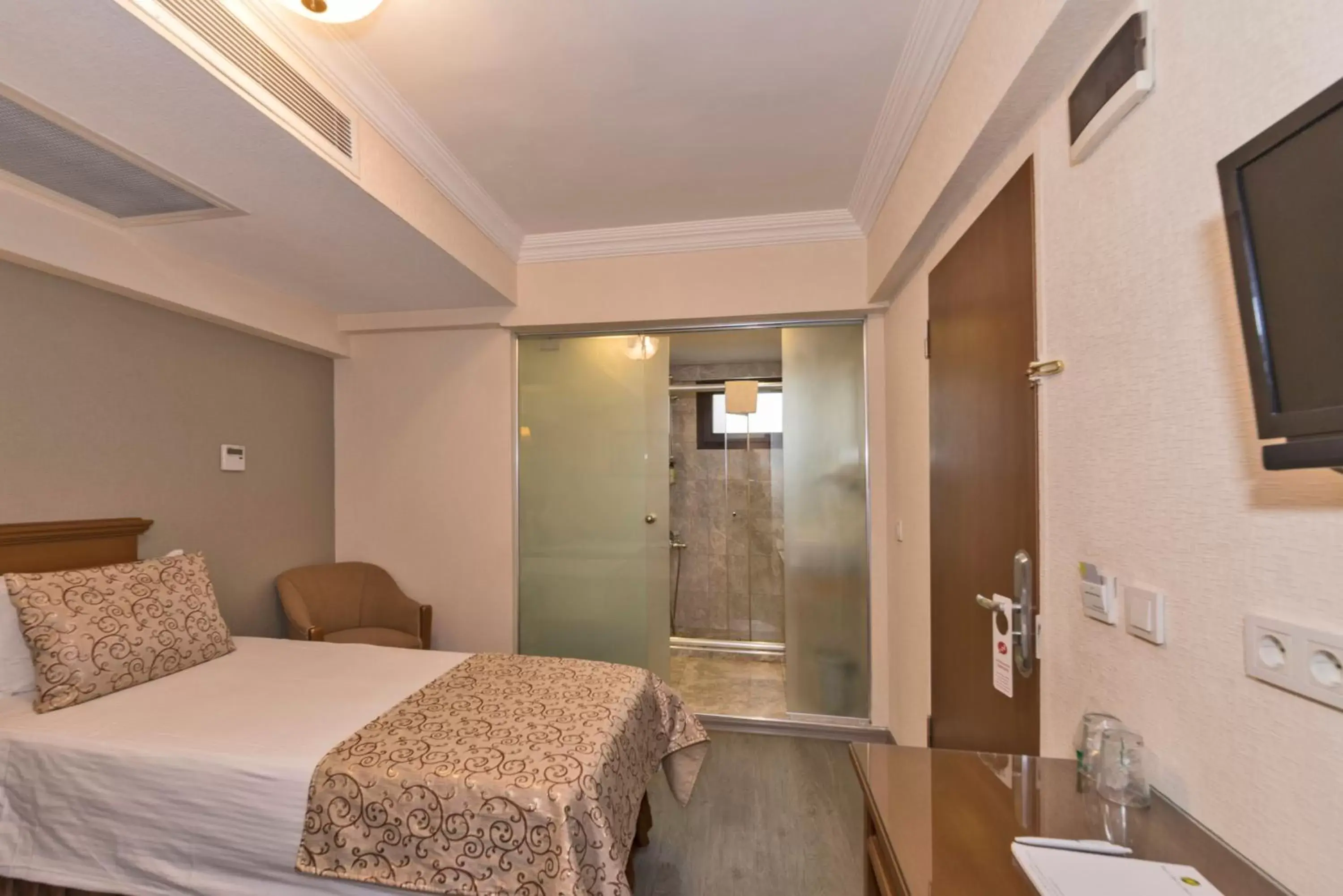 Shower, Bed in Laleli Gonen Hotel