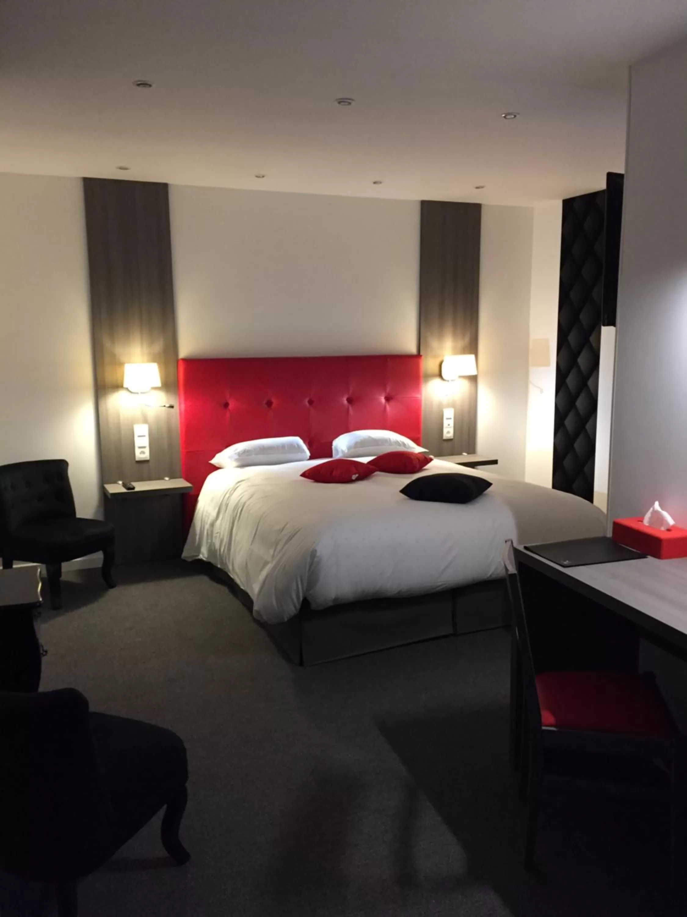 Photo of the whole room, Bed in Le Beverl'inn