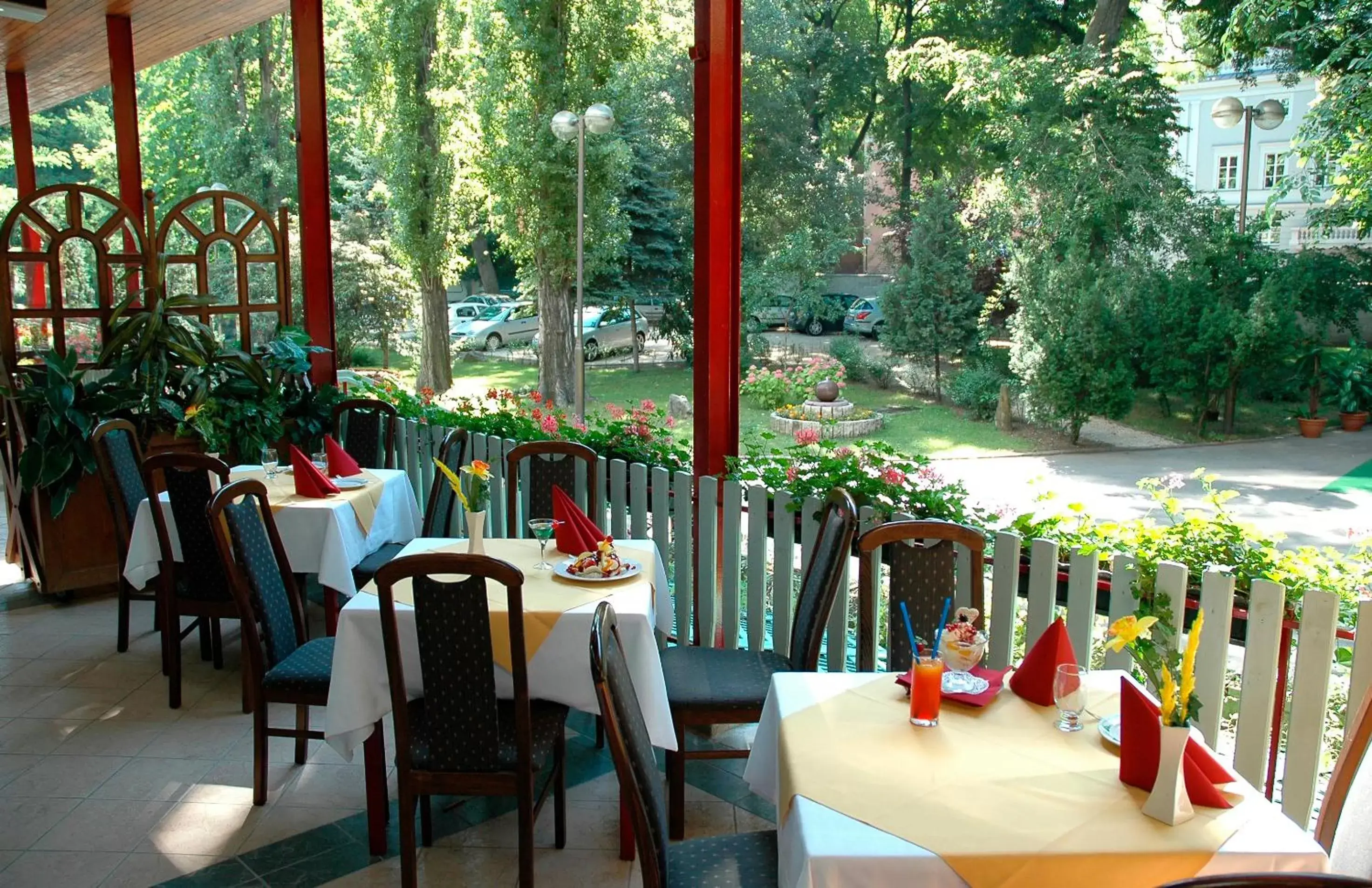 Balcony/Terrace, Restaurant/Places to Eat in Benczur Hotel